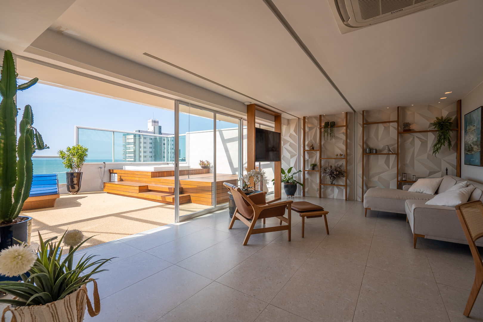 Cobertura de apartamento com área interna integrada à varanda com piscina