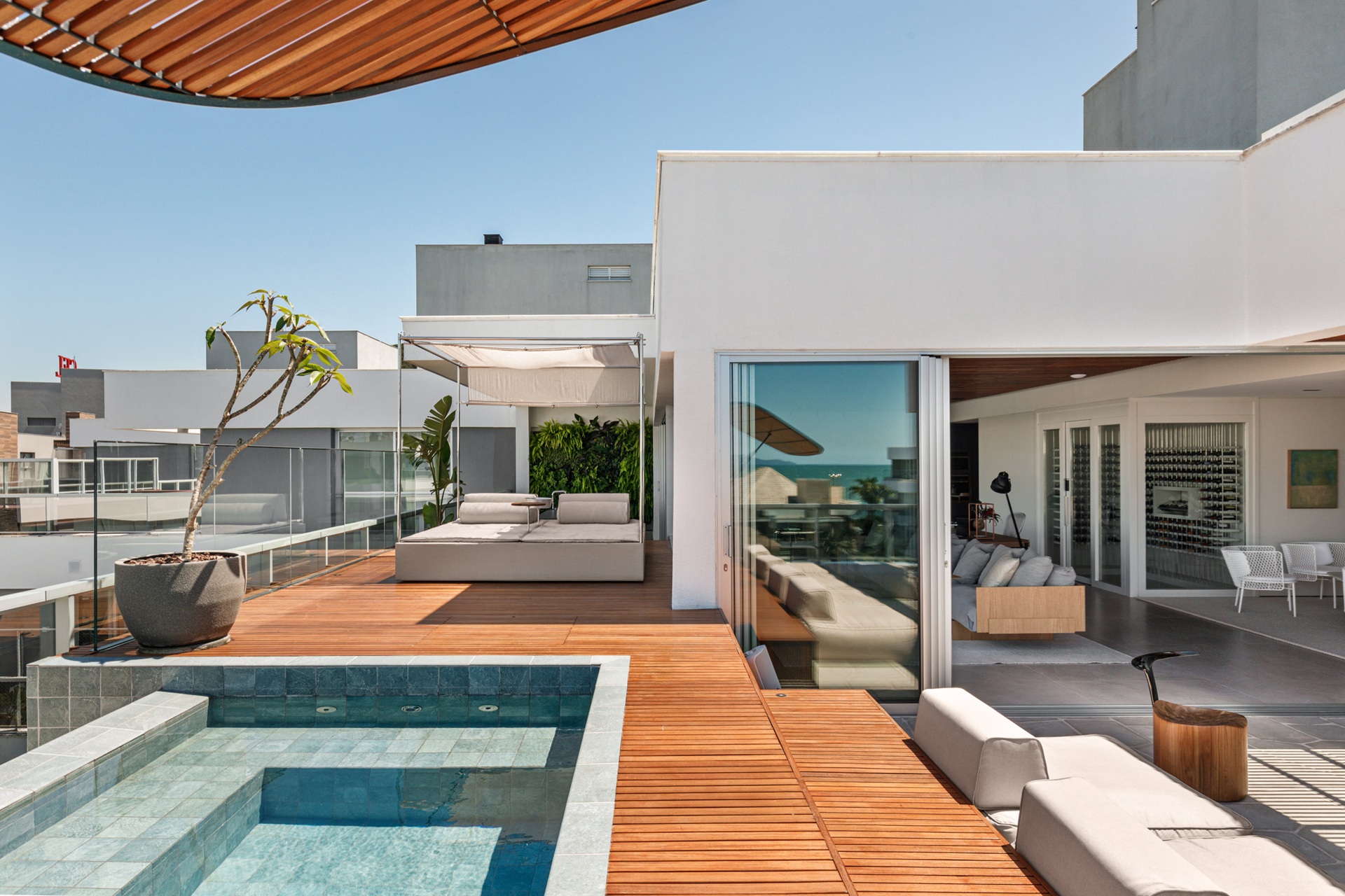 Cobertura de apartamento com piscina em alvenaria e deck de madeira