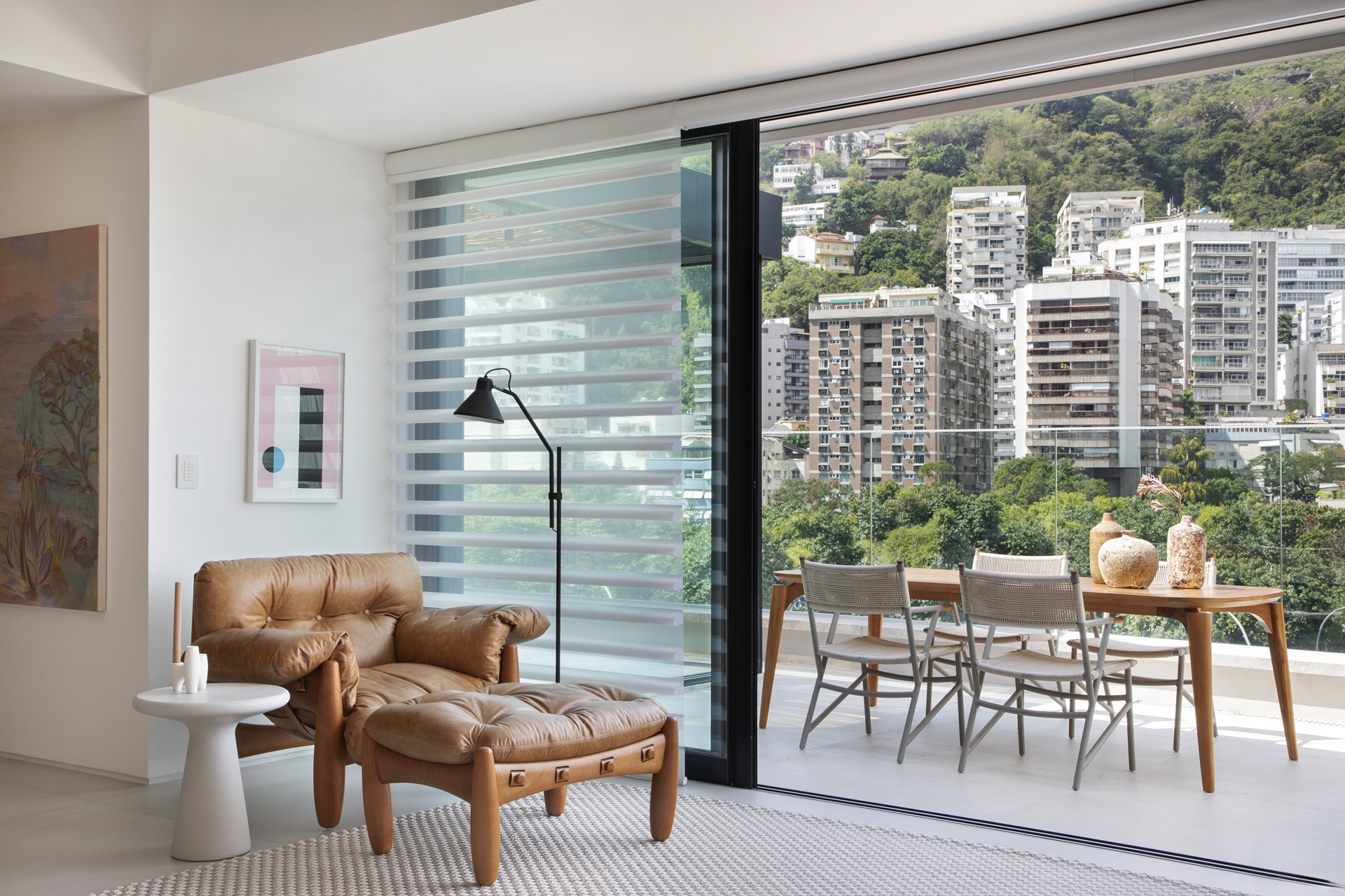Cobertura com varanda com mesa e cadeiras