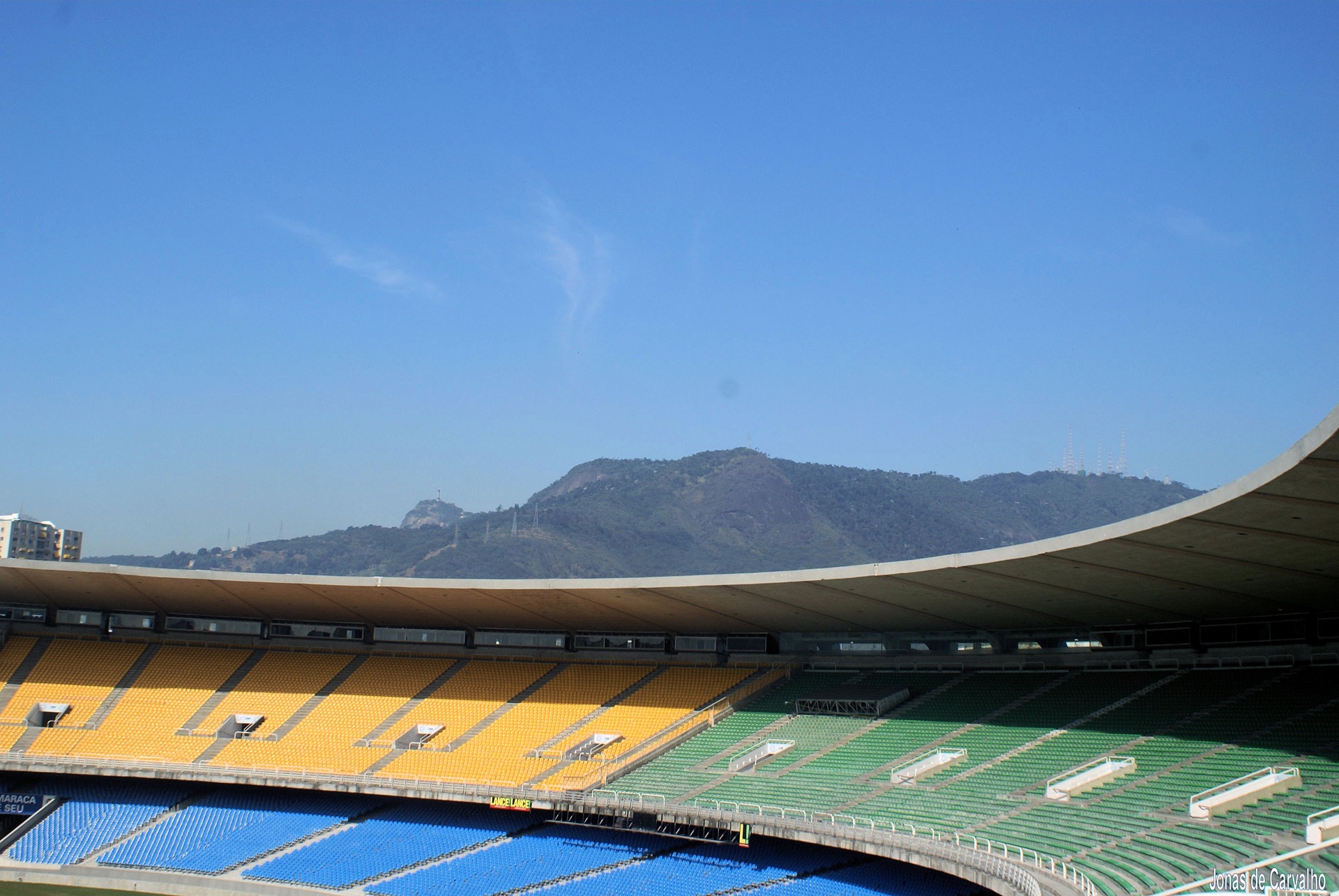 Visão das arquibancadas amarelas, azuis e verdes do Maracanã