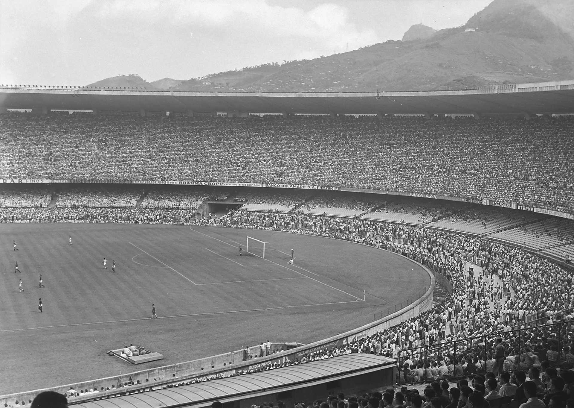 Visão da arquibancada do Maracanã em 1950 durante partida