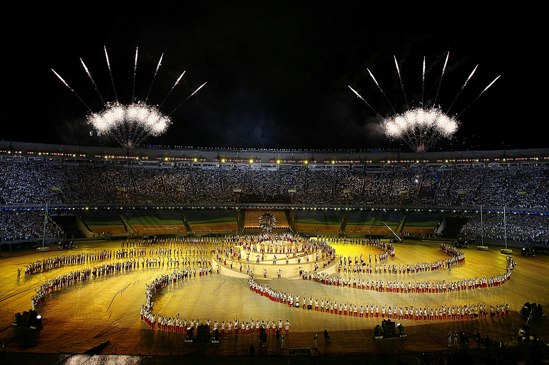 Foto do interior do Maracanã durante a cerimônia de abertura dos Jogos Pan-Americanos de 2007