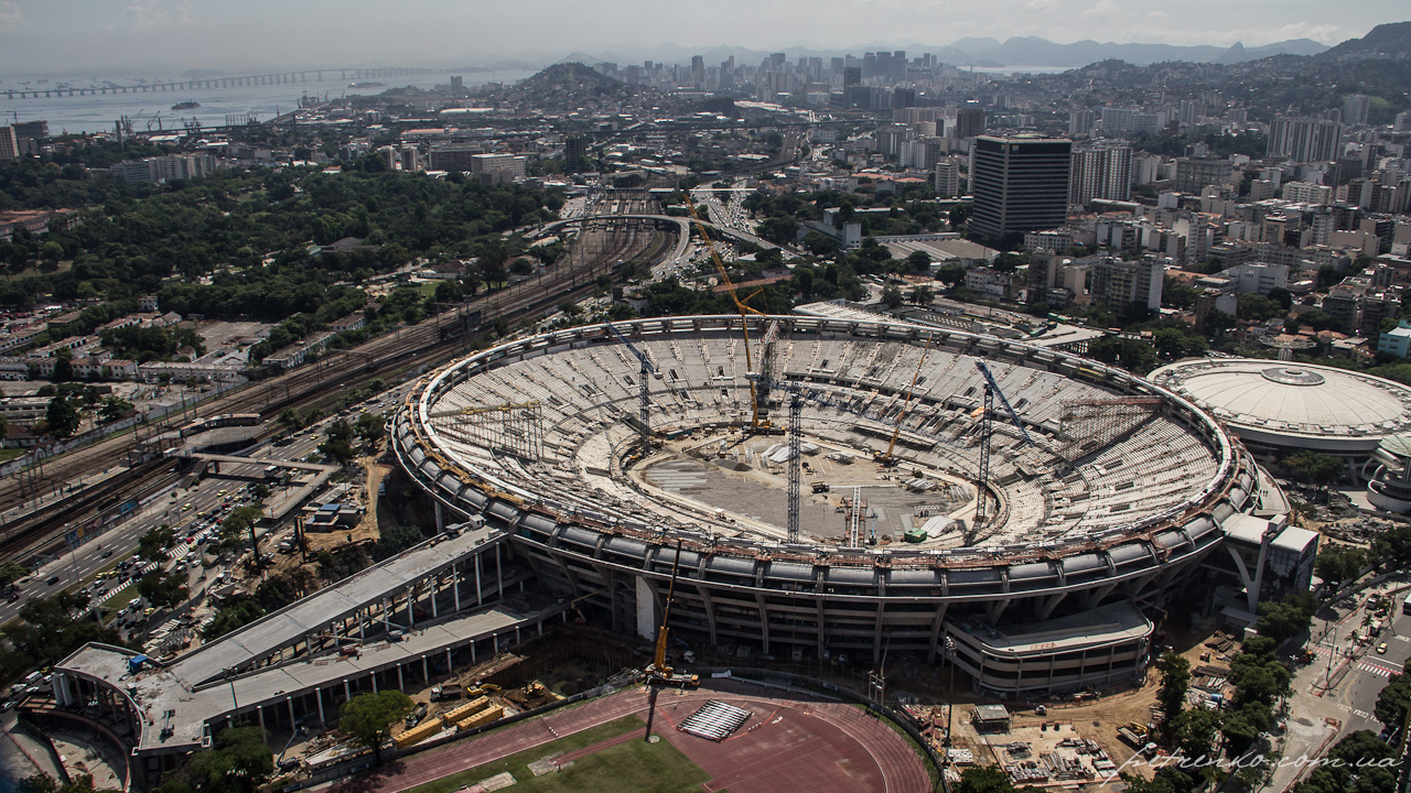 Imagem aérea do Estádio Mário Filho durante reforma em 2012