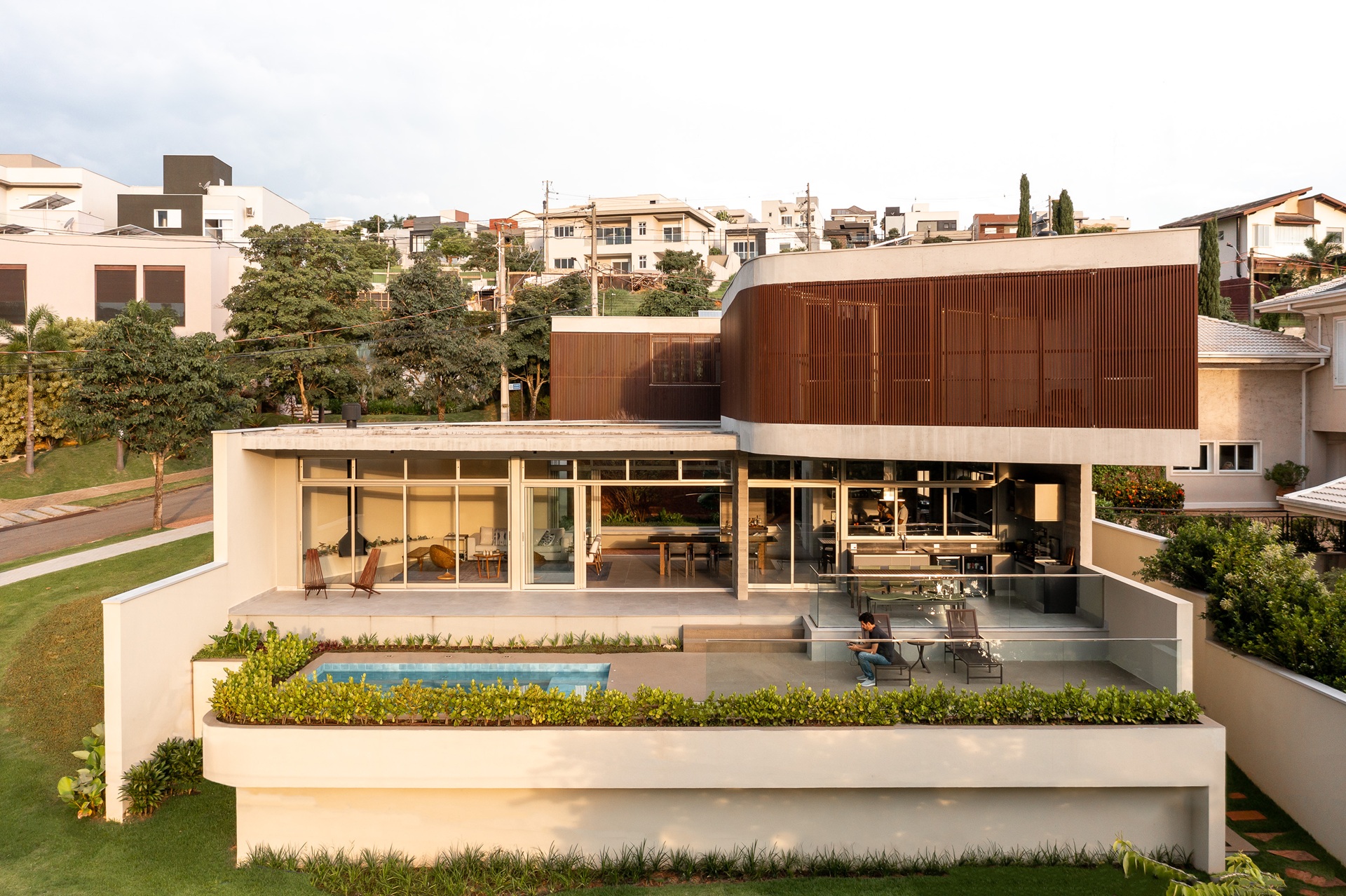Fachada de casa com dois pavimentos e piscina