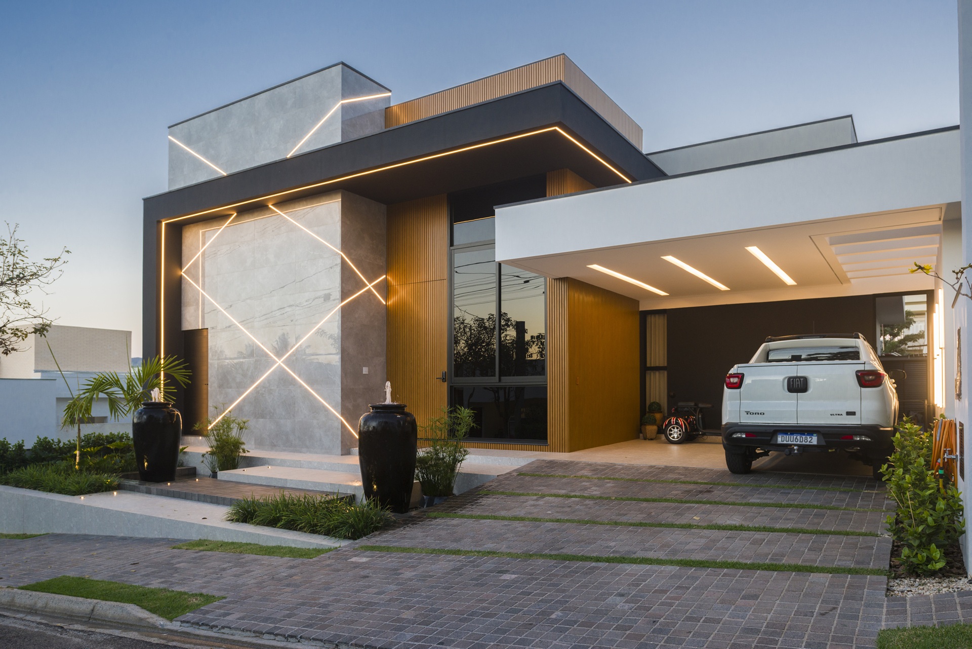Fachada de casa contemporânea com vidro, madeira e porcelanato