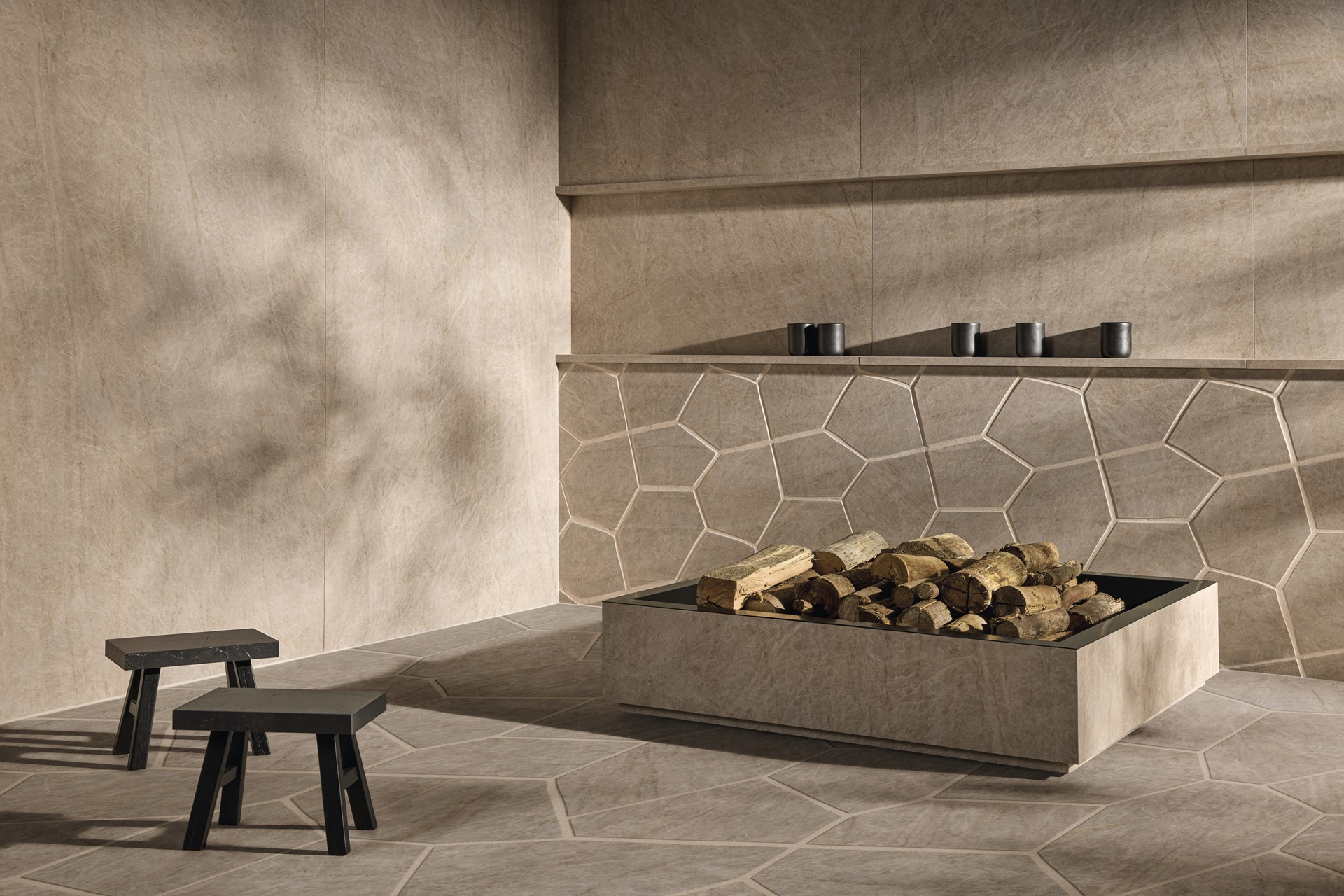 Espaço minimalista com fire pit quadrado revestido em porcelanato, mostrando que o material, quando apropriado, pode ser usado com segurança e estilo em lareiras externas