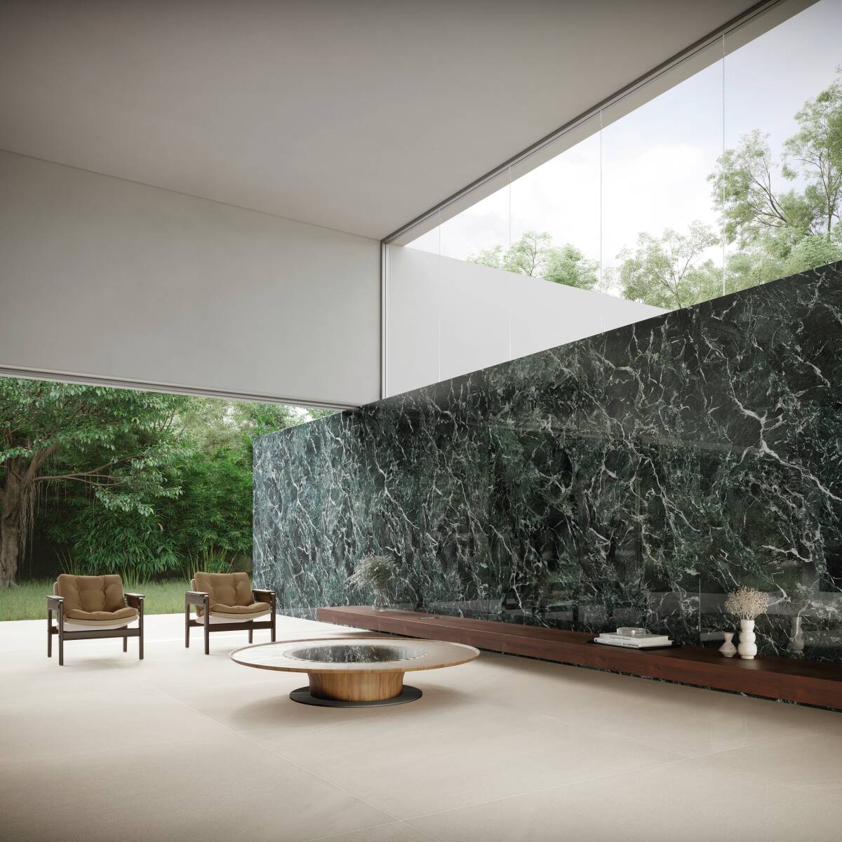 Sala ampla com parede em destaque com porcelanato que reproduz mármore verde