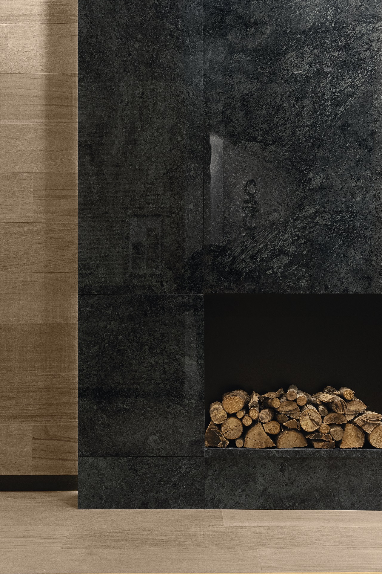Detalhe de lareira com revestimento Deep Forest, que reproduz mármore verde