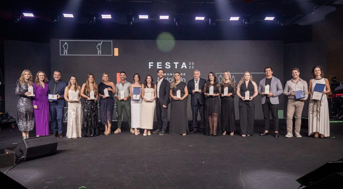Profissionais lado a lado em cima do palco durante premiação da Comunidade Portobello+Arquitetura