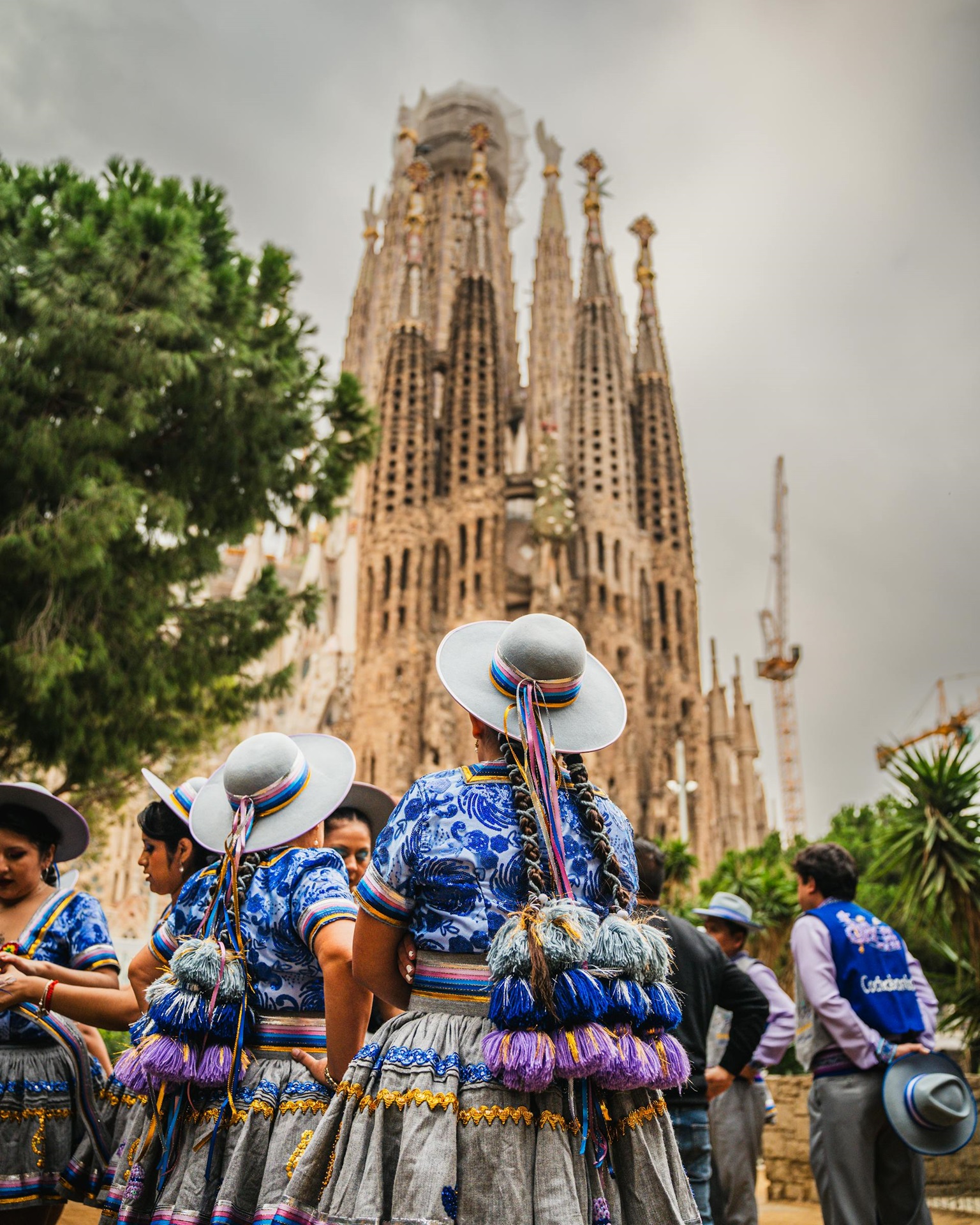 Grupo de dançarinos tradicionais em frente à Sagrada Família