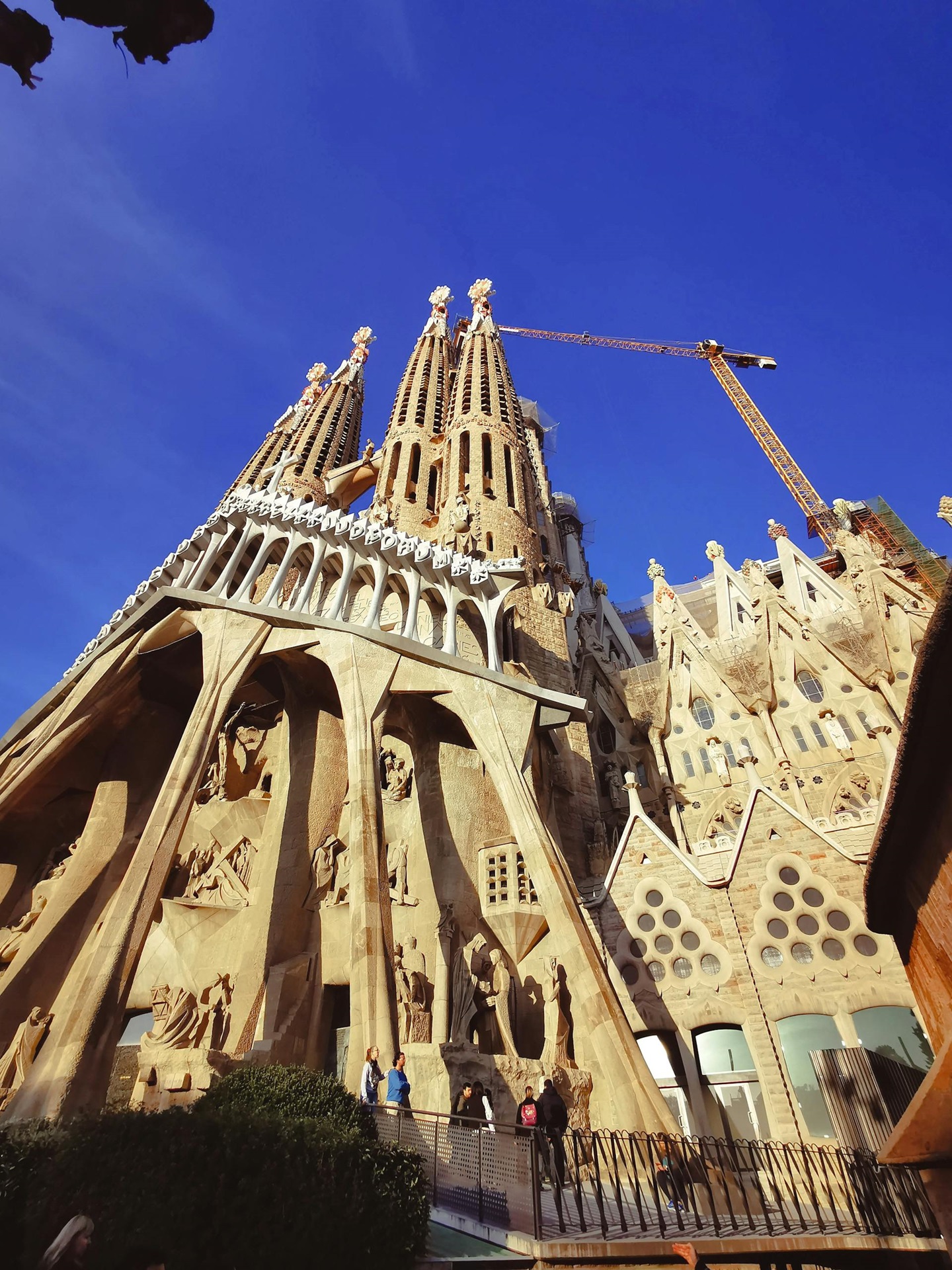 Entrada da Sagrada Família, com destaque para as esculturas da construção