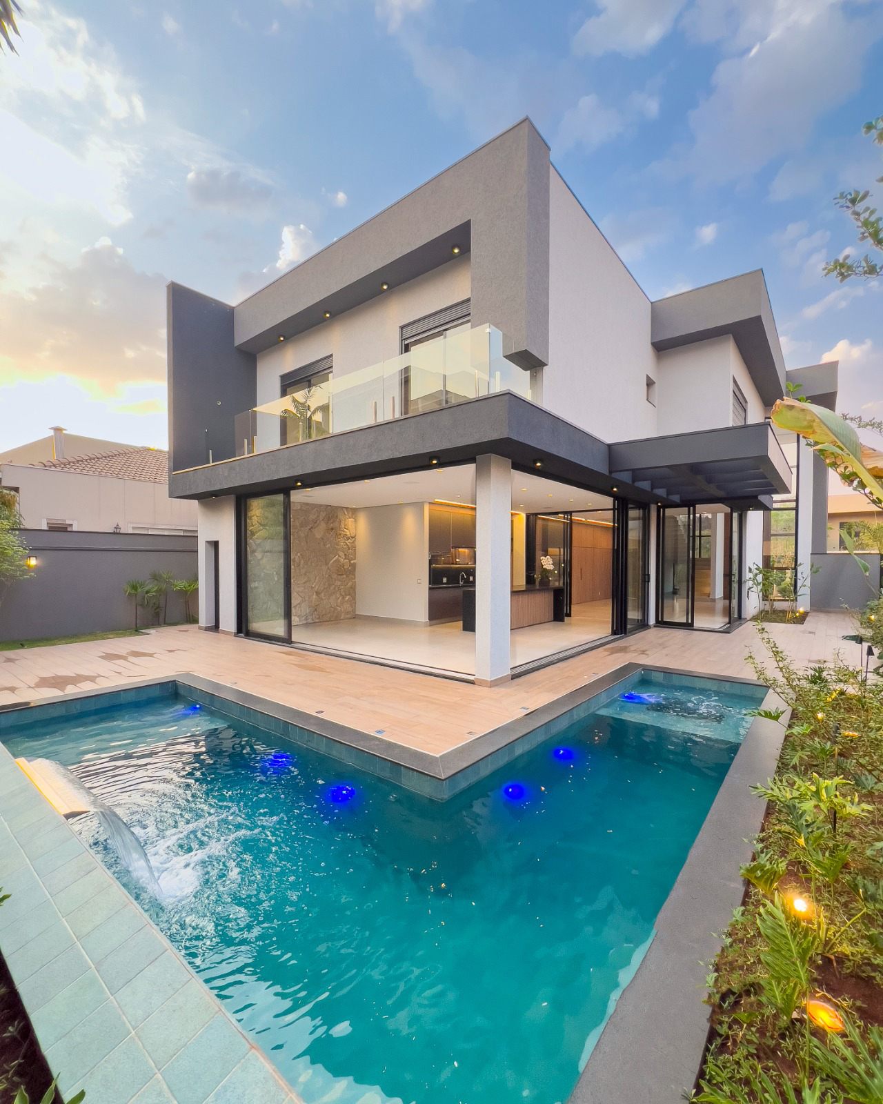 sobrado moderno com piscina
