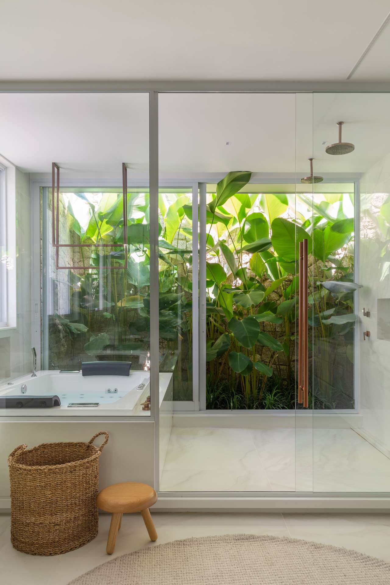 banheiro branco com jardim de inverno ao fundo