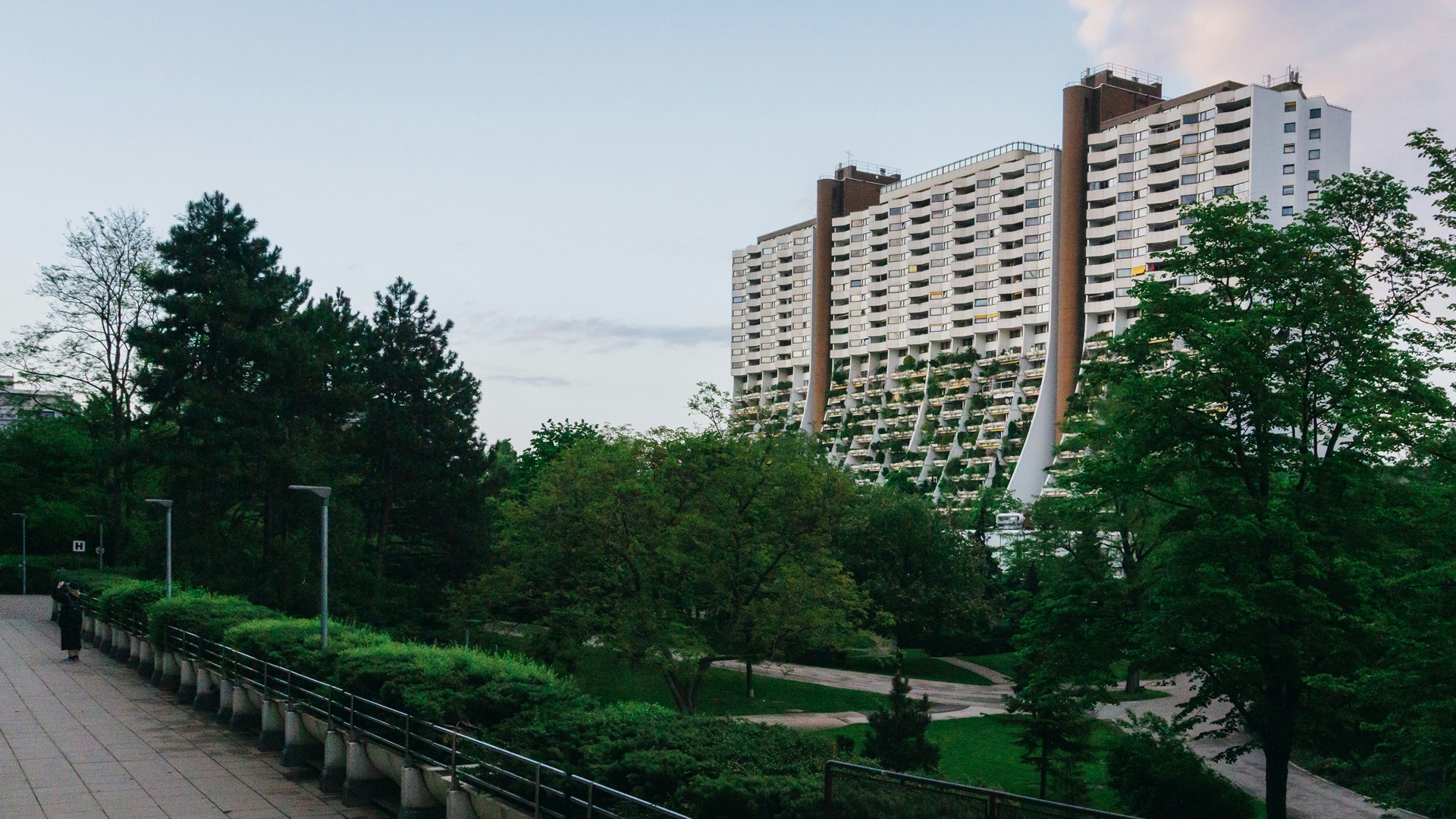 Conjunto habitacional Wohnpark Alterlaa visto de longe