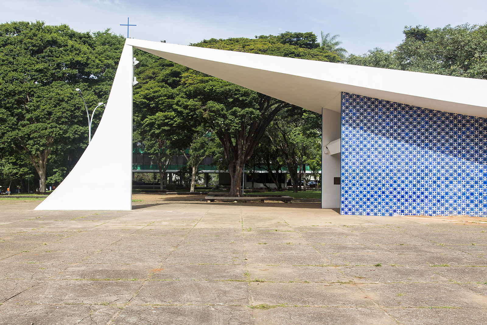 Azulejos de Athos Bulcão, exibindo padrões repetidos de pombas brancas e estrelas azuis na parede da Igrejinha Nossa Senhora de Fátima, em Brasília