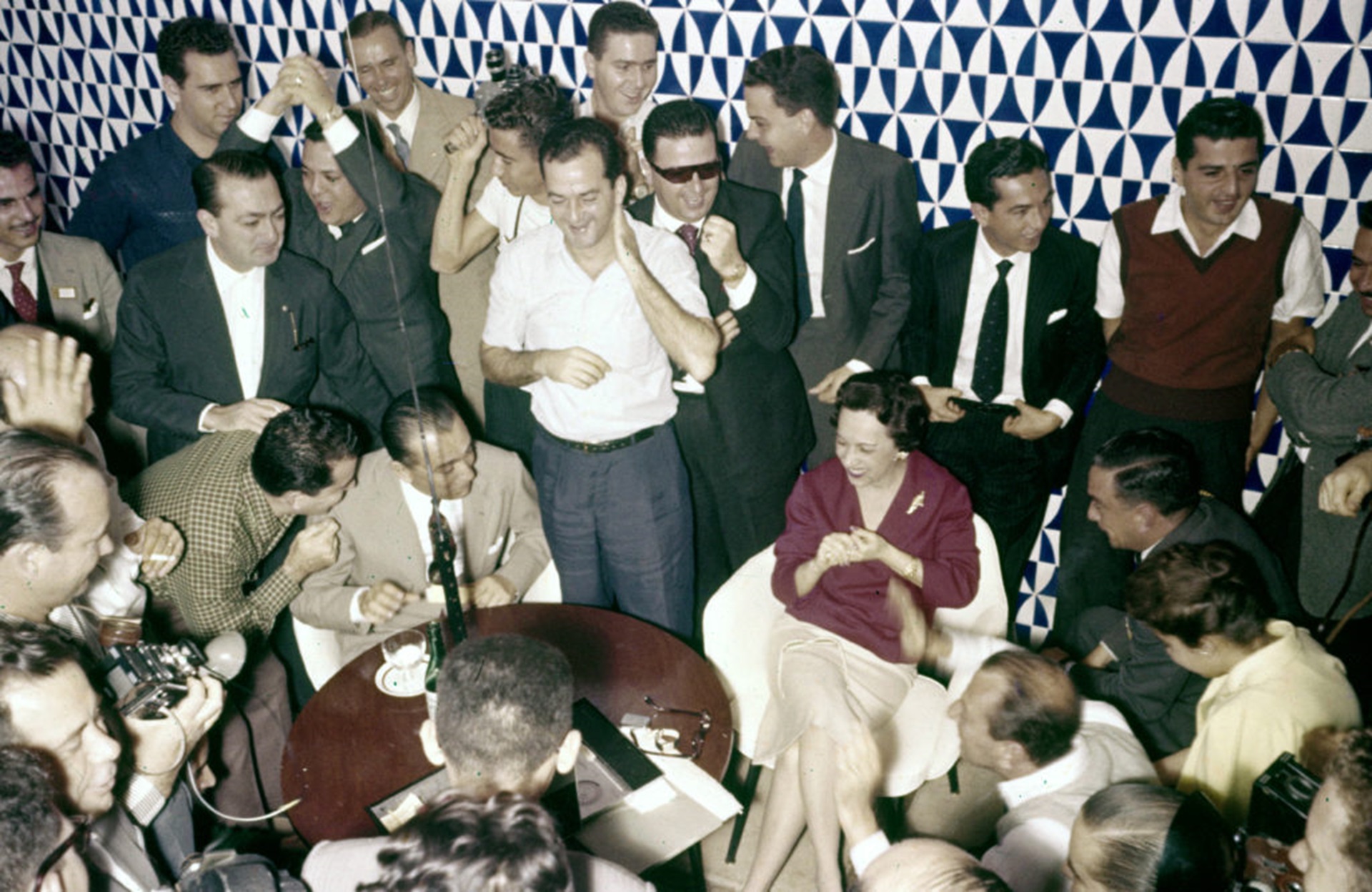 Juscelino Kubitschek e convidados vibram com a seleção na Copa de 1958, no Brasília Palace Hotel, sob o icônico painel de Athos Bulcão