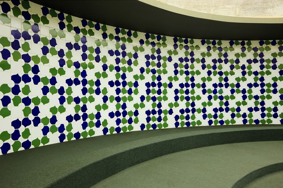 Painel de azulejos de Athos Bulcão no Batistério da Catedral Metropolitana de Brasília, em composição curva com formas orgânicas verdes e azuis sobre fundo branco