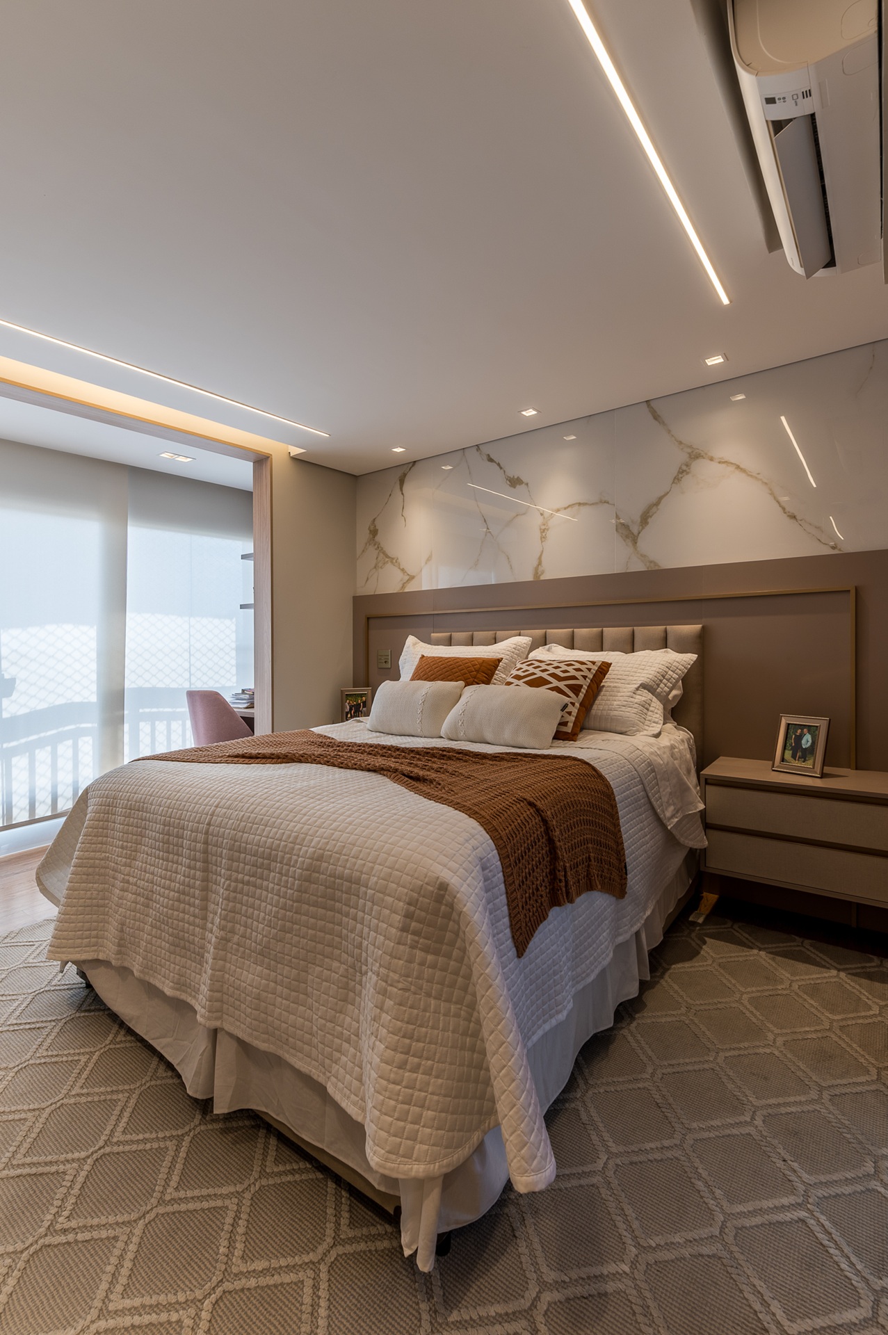 Quarto de casal com detalhes em tons terrosos