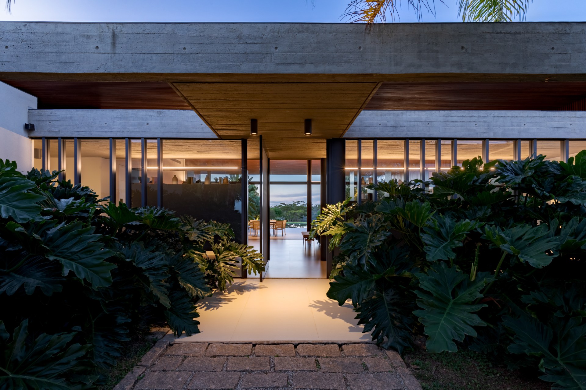 Fachada moderna de casas térreas modernas, com concreto e vidro
