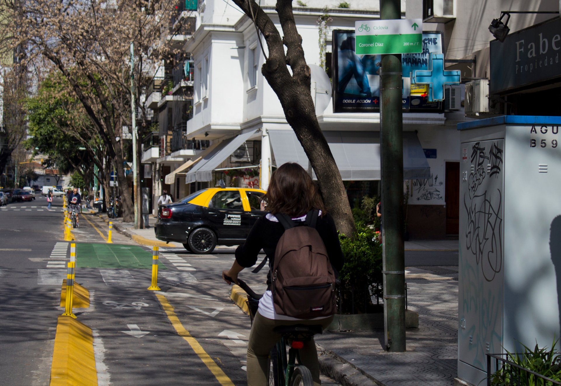 Ciclista em ciclofaixa em Buenos Aires