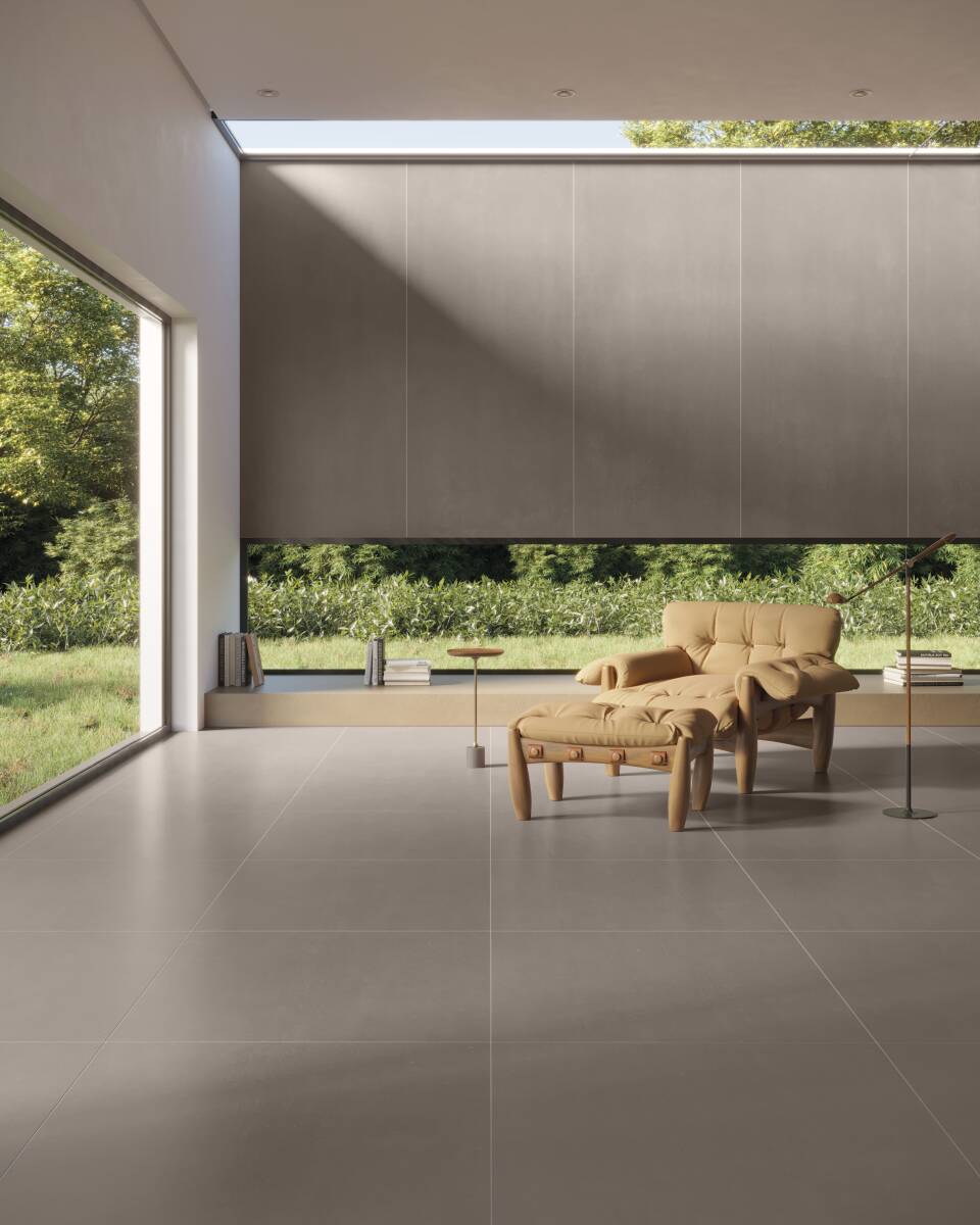 Living com aberturas que permitem entrada de luz natural e revestimento Oh!Take City