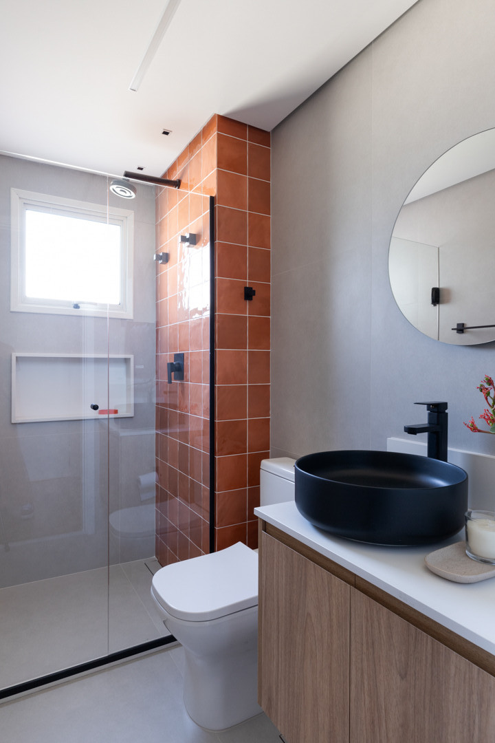 Banheiro com paredes revestidas com porcelanato Soma Concreto Puro