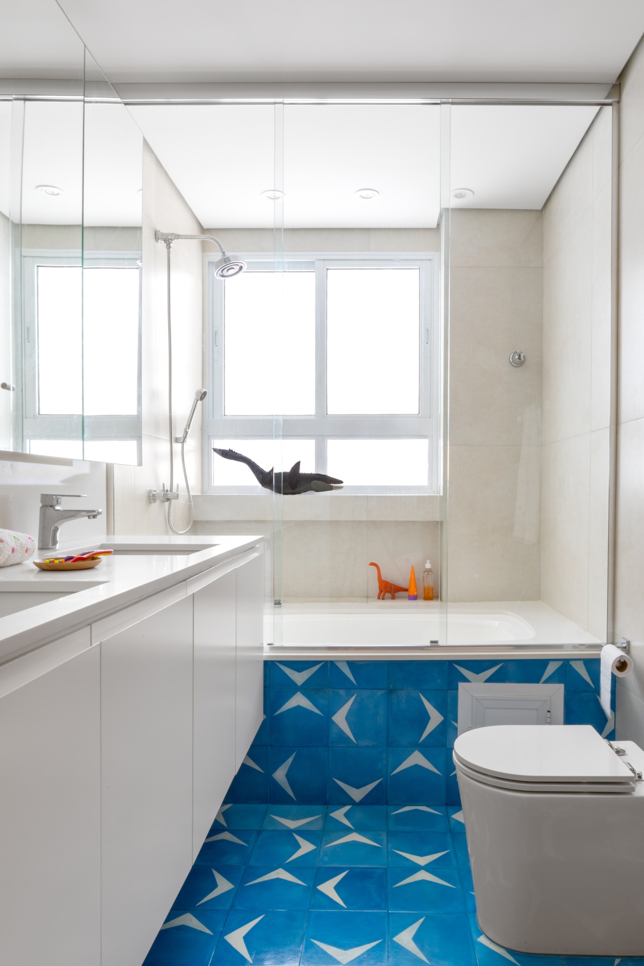Banheiro neutro com ladrilho azul