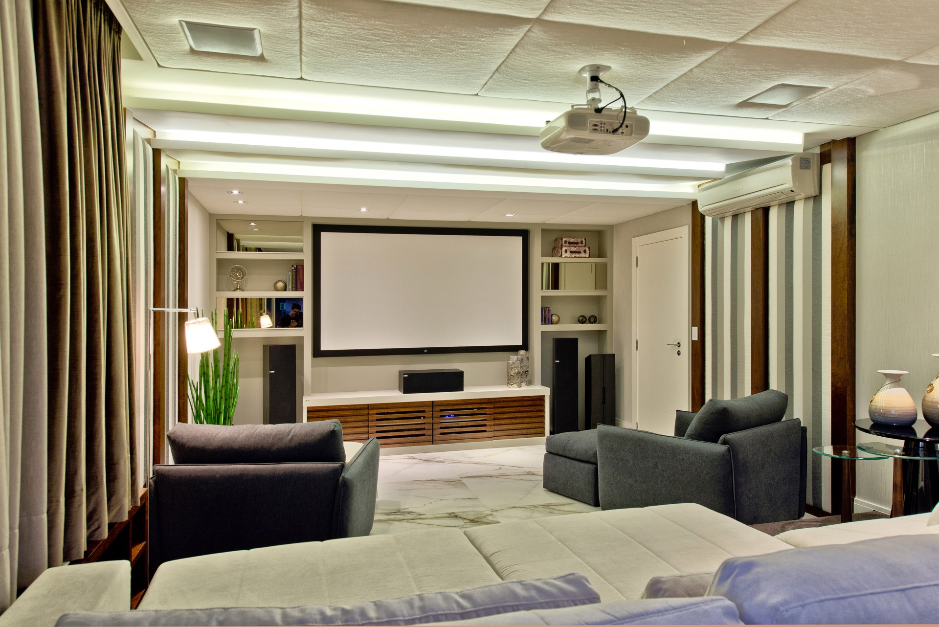Sala de home theater com forro acústico