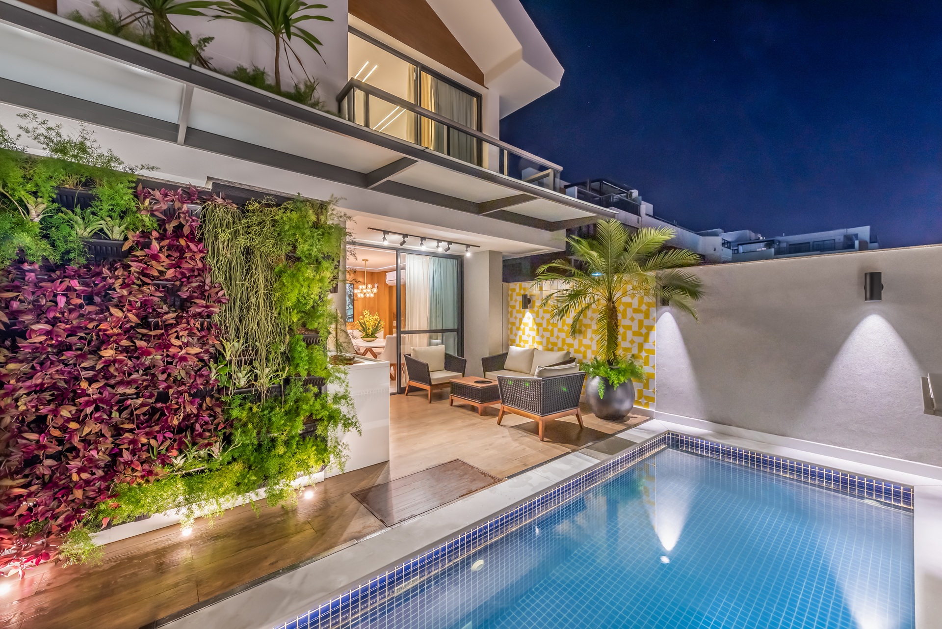 Quintal com piscina e jardim vertical