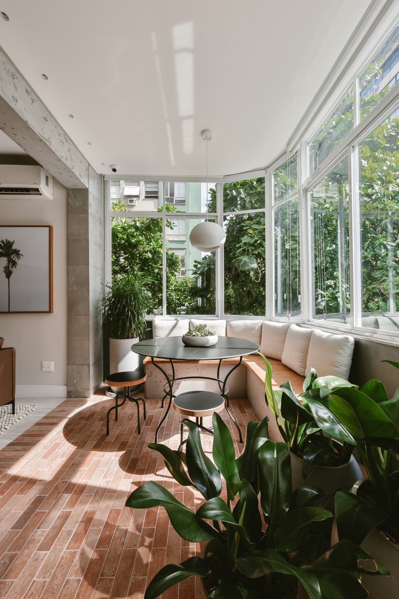 Varanda fechada de apartamento com vista para vegetação do lado de fora
