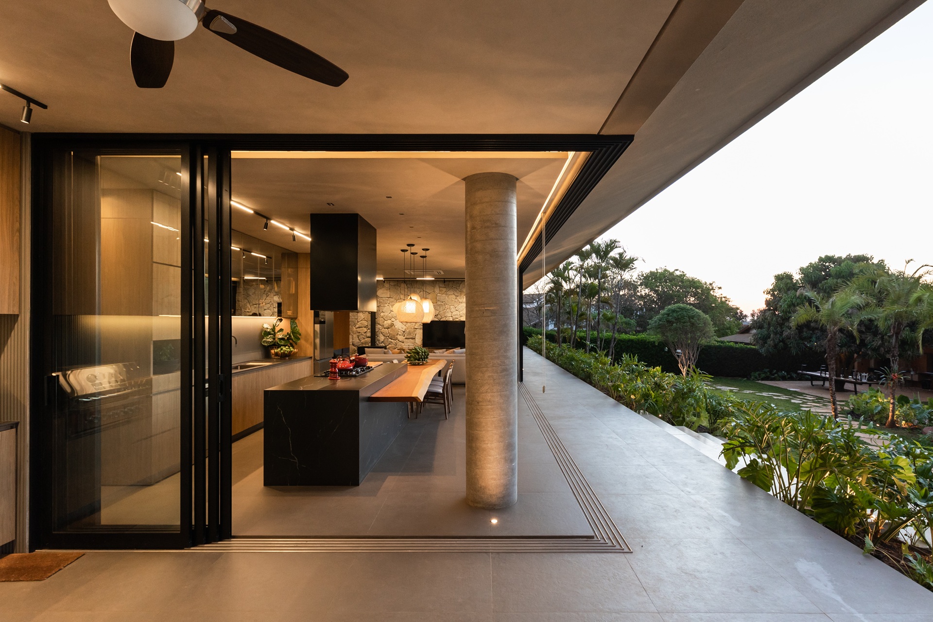 Casa com área externa totalmente aberta com vista para o jardim externo