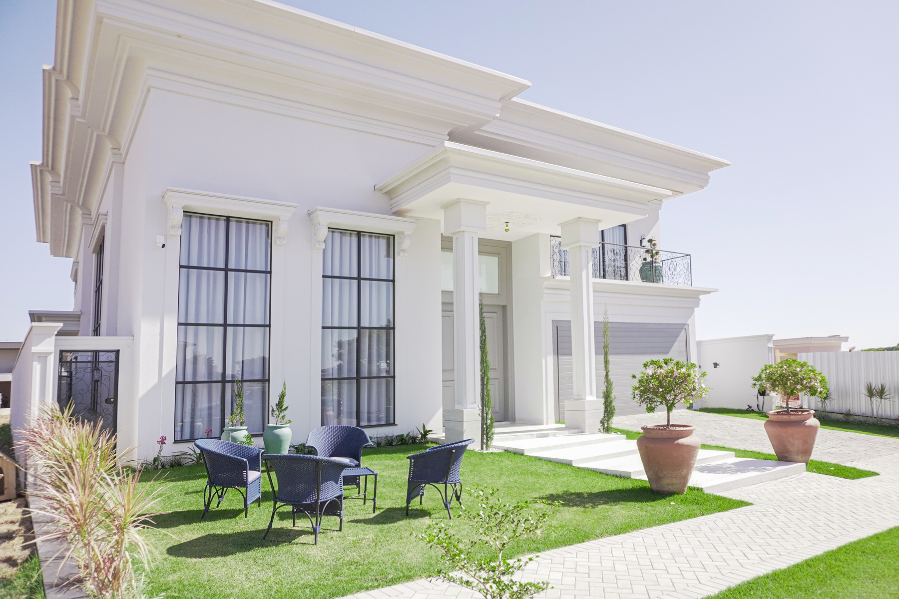 Fachada de casa com jardim em frente