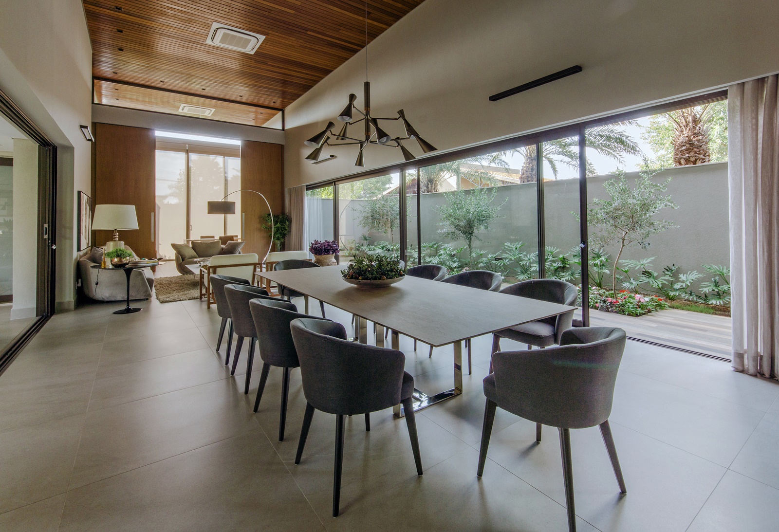 Sala de jantar com visão para a área externa com jardim