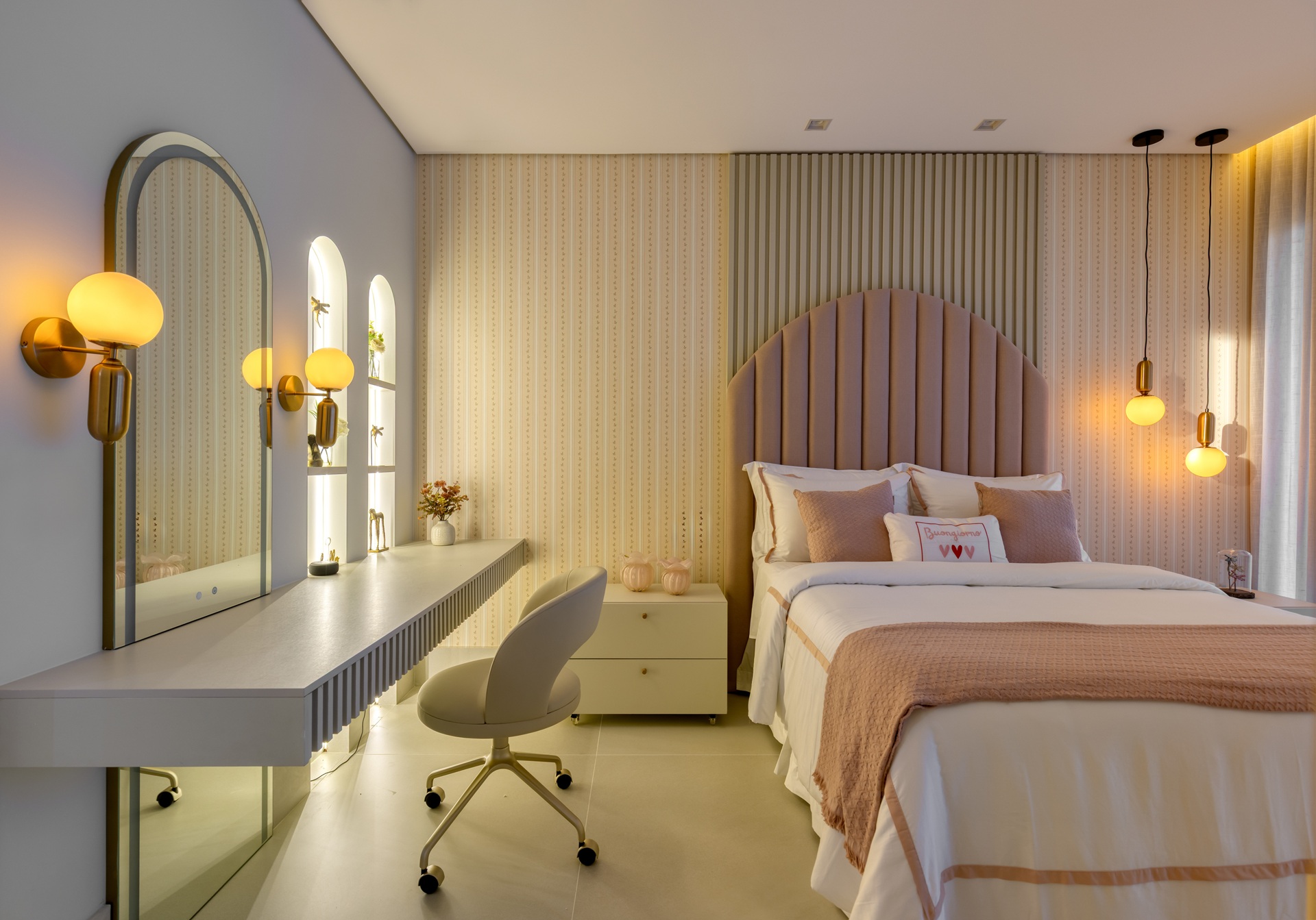 Quarto de menina com paredes listradas e luzes indiretas