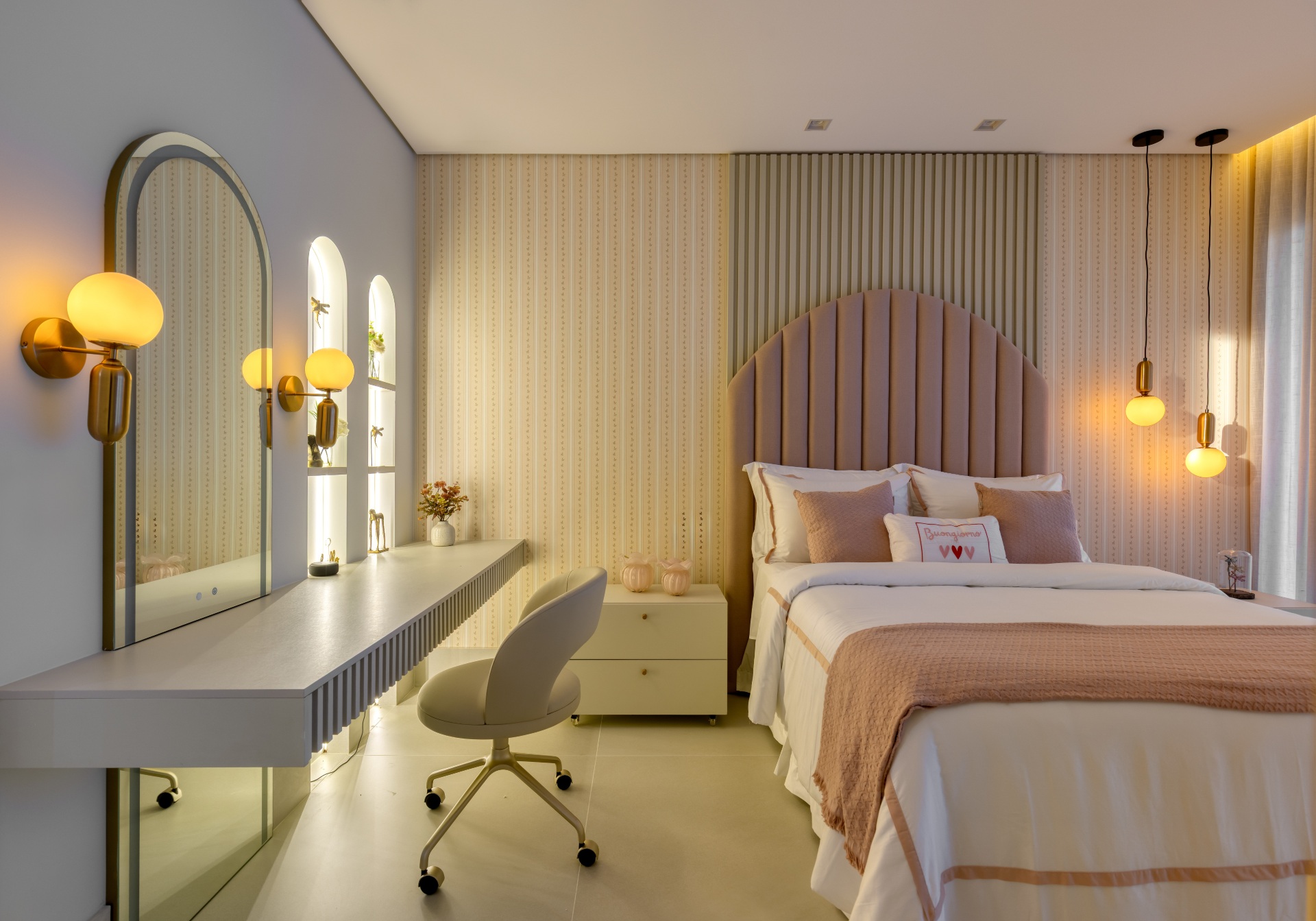 Quarto leve e delicado, com paleta em tons de rosa, branco e madeira. Nichos, escrivaninha e cama bem organizados