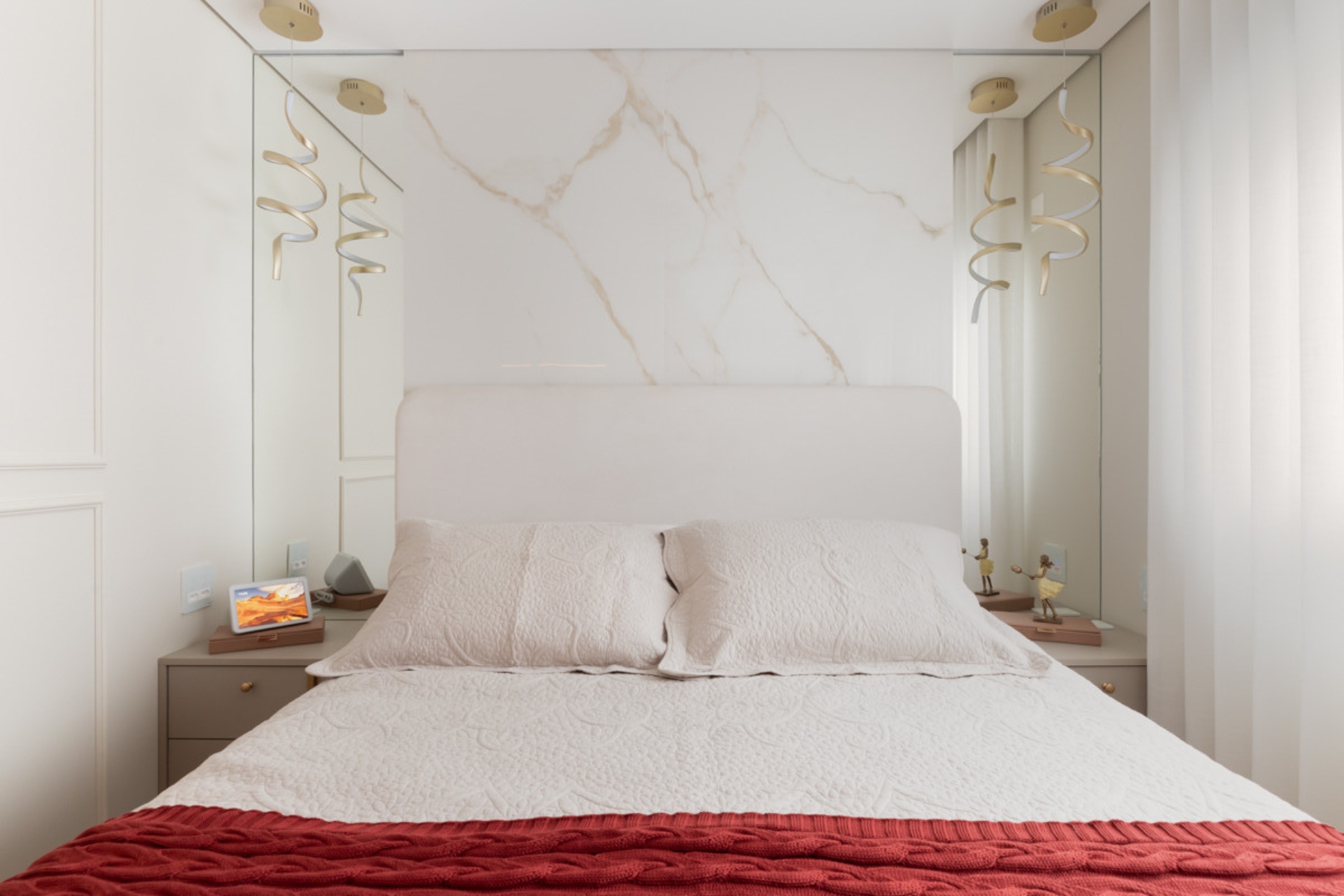 Quarto claro com predominância de branco e madeira, móveis de linhas retas e iluminação pontual