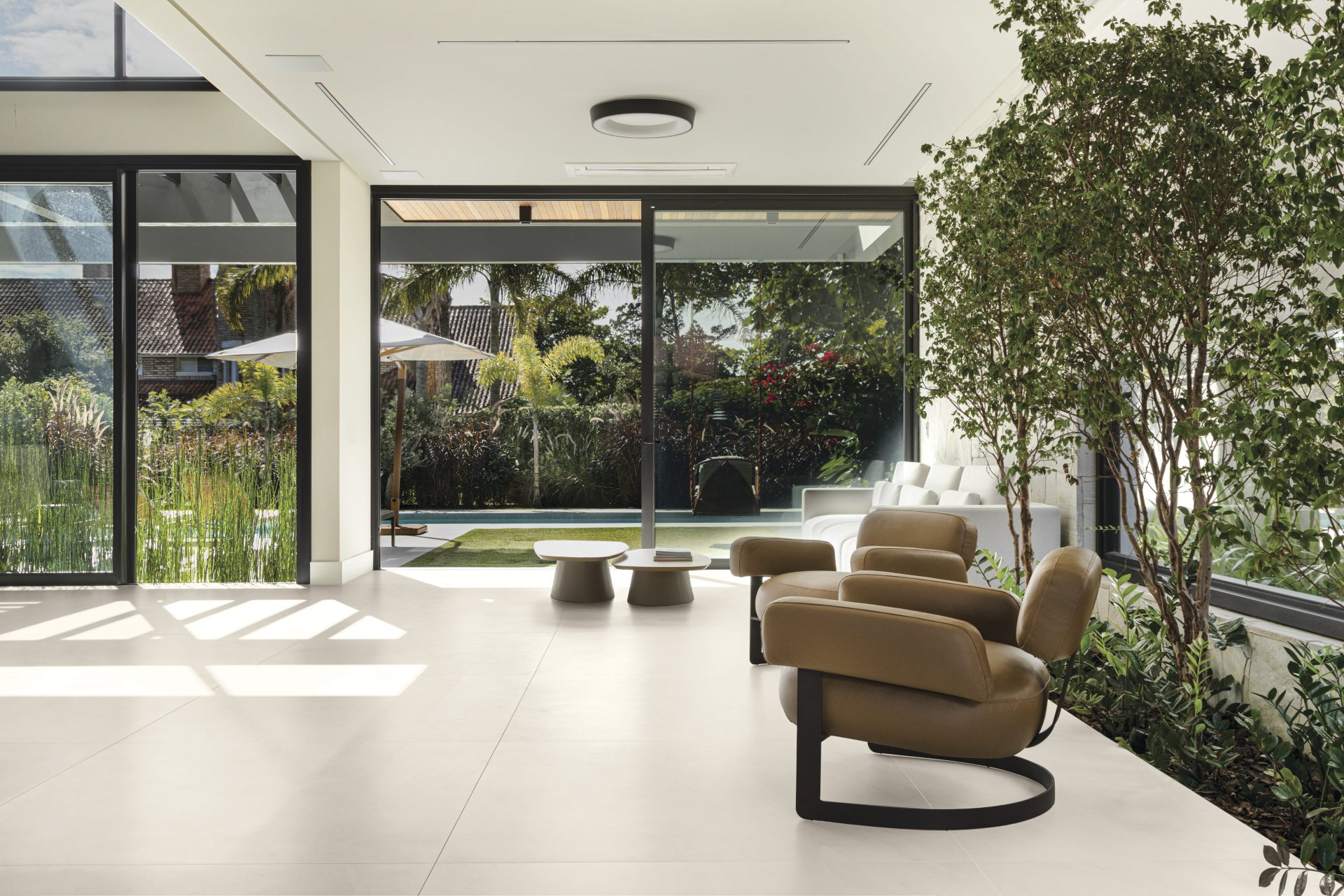 Sala de estar integrado com ambiente externo