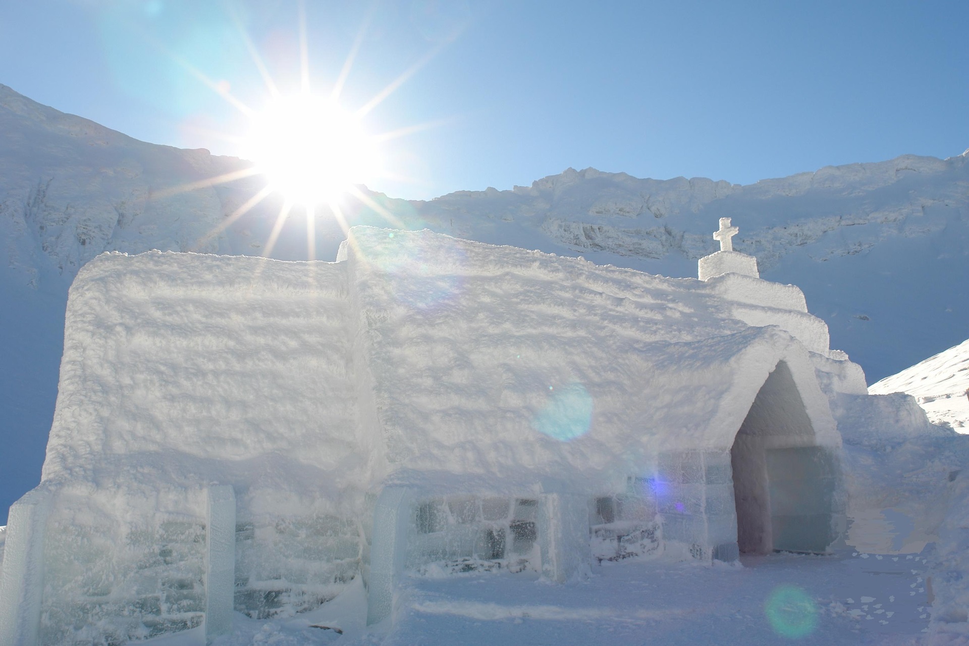 igrejas pelo mundo Capela de Gelo do Bâlea Lake Ice Hotel, inteiramente construída com blocos de gelo e neve compactada.