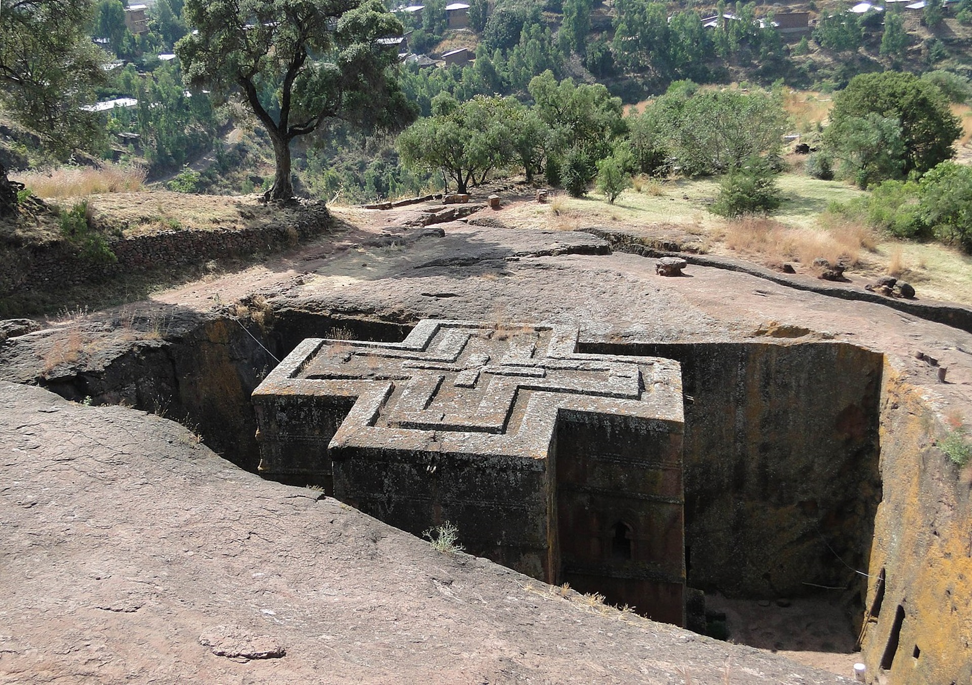 igrejas pelo mundo Vista aérea da Igreja de São Jorge, em Lalibela, Etiópia, mostrando sua planta em cruz grega esculpida diretamente na rocha vulcânica abaixo do nível do solo.