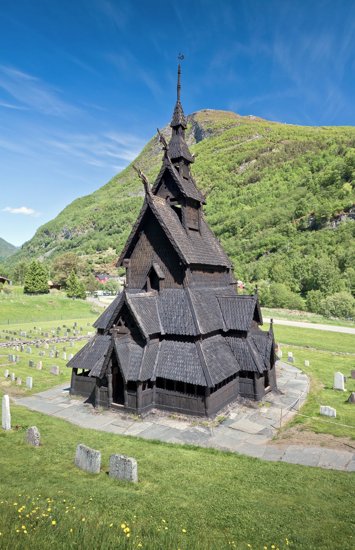 Igrejas pelo mundo Vista da Igreja de Madeira de Borgund, na Noruega, construída por volta de 1150 em estilo medieval.