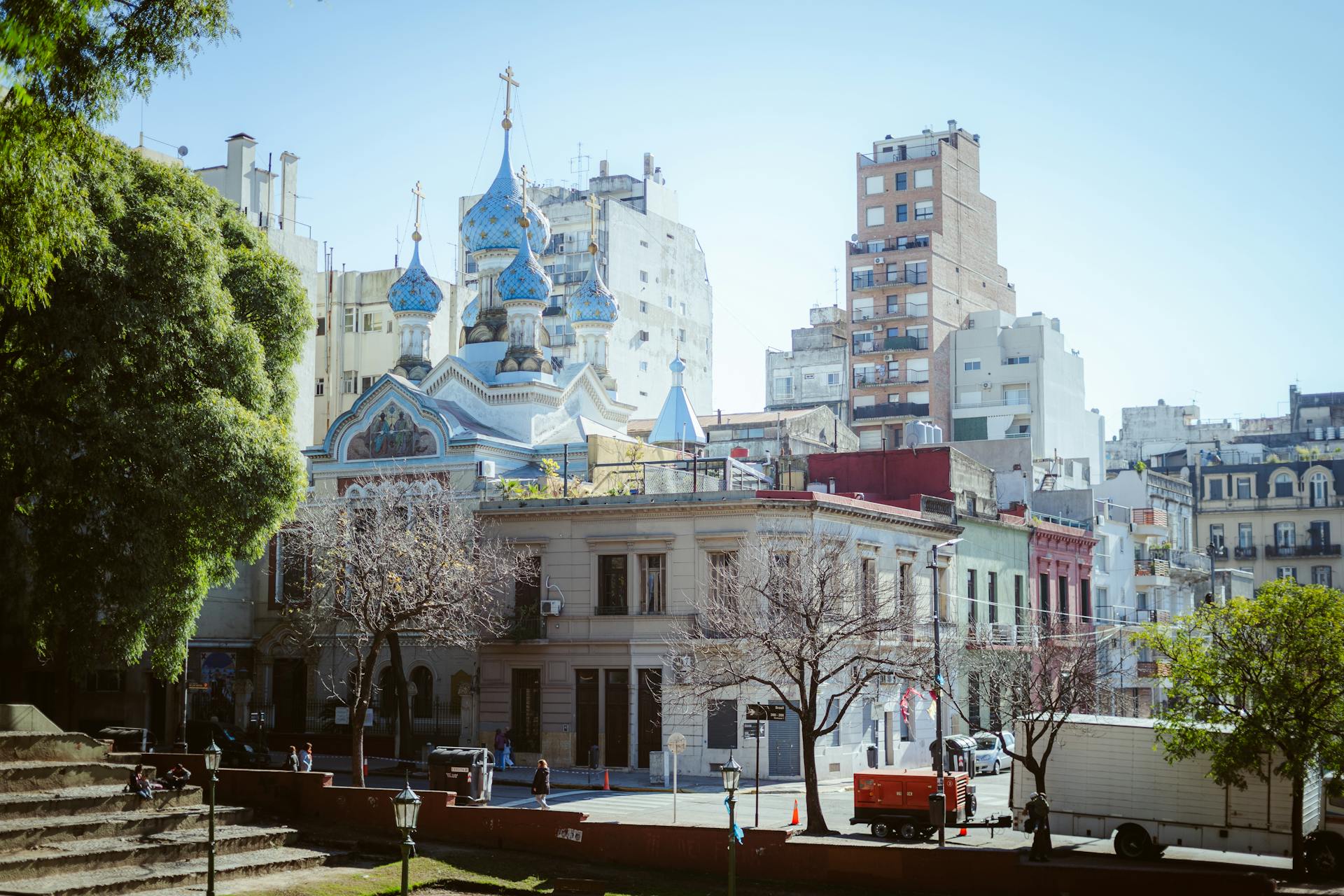 igrejas pelo mundo Fachada da Catedral Ortodoxa Russa da Santíssima Trindade, em Buenos Aires, com cinco cúpulas em forma de cebola, vitrais ornamentais e um mosaico sacro acima da entrada principal.