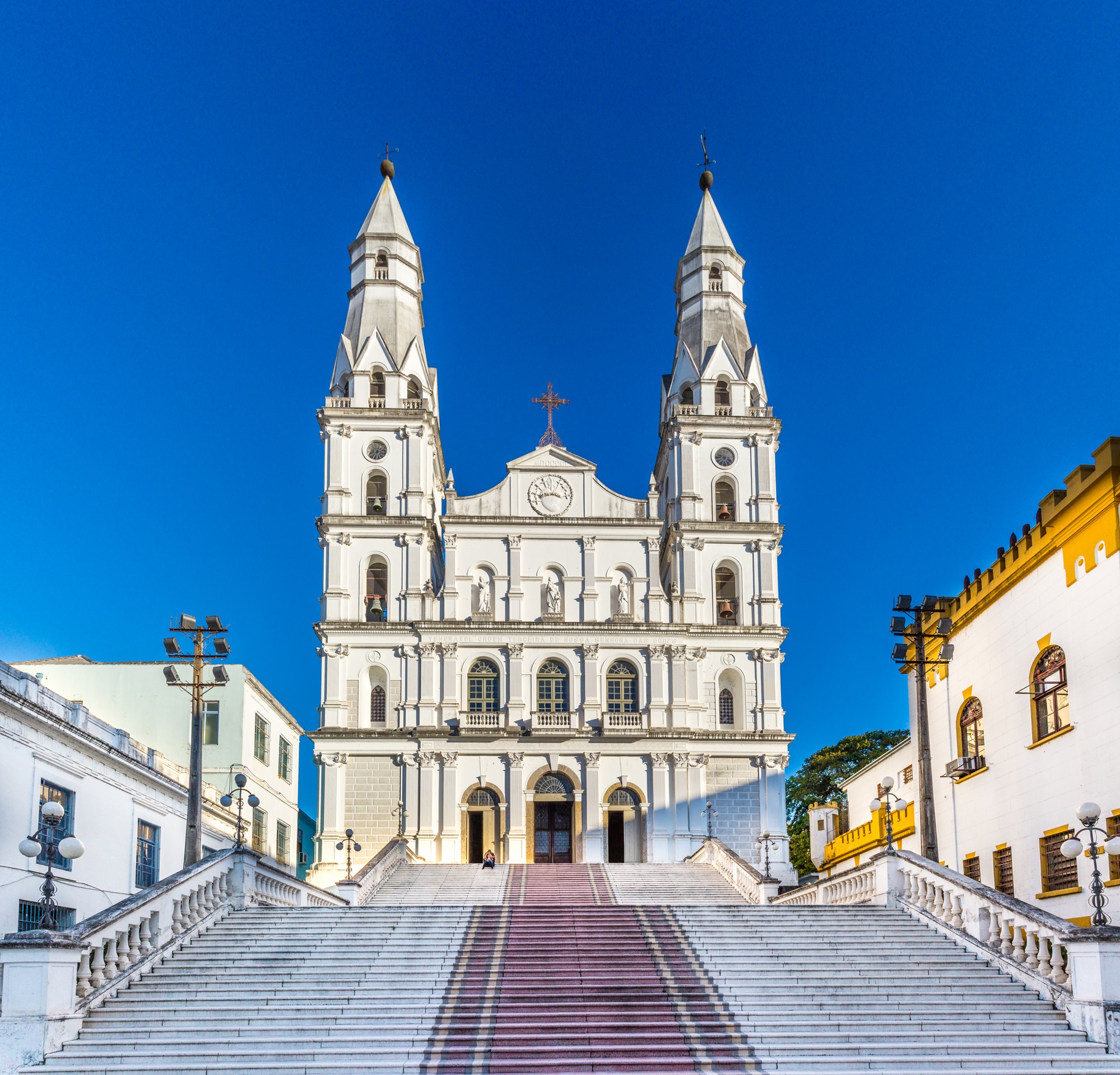 igrejas pelo mundo Fachada da Basílica Menor de Nossa Senhora das Dores, em Porto Alegre, com escadaria monumental e torres simétricas em estilo eclético.
