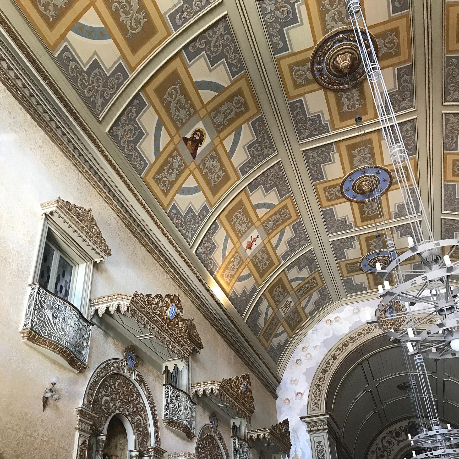 igrejas pelo mundo Interior da Basílica das Dores com forro em caixotões pintados por Germano Traub, varandas com grades ornamentadas e decoração em estilo barroco tardio com elementos neoclássicos.