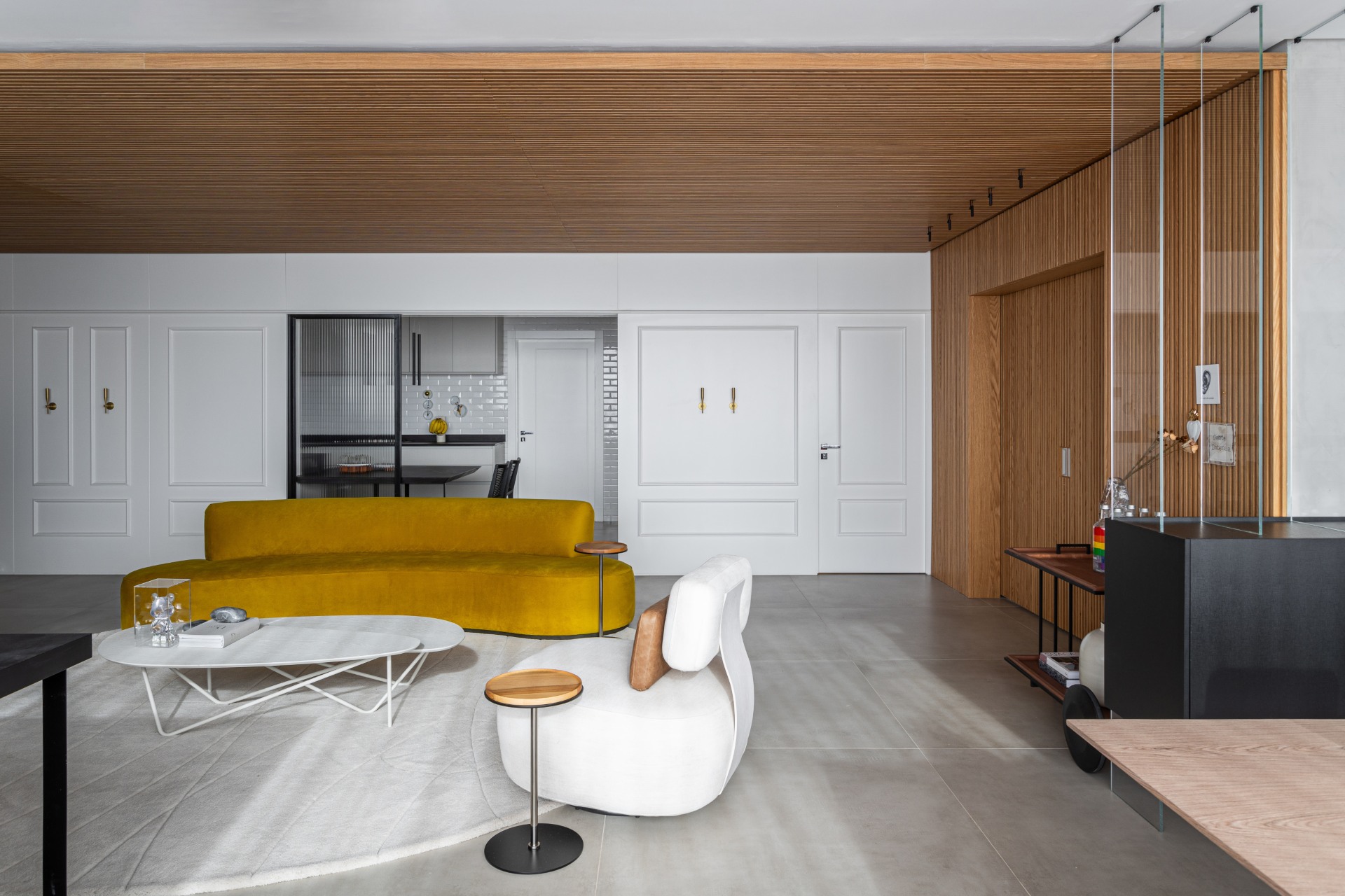 Sala de estar neutra com sofá orgânico amarelo