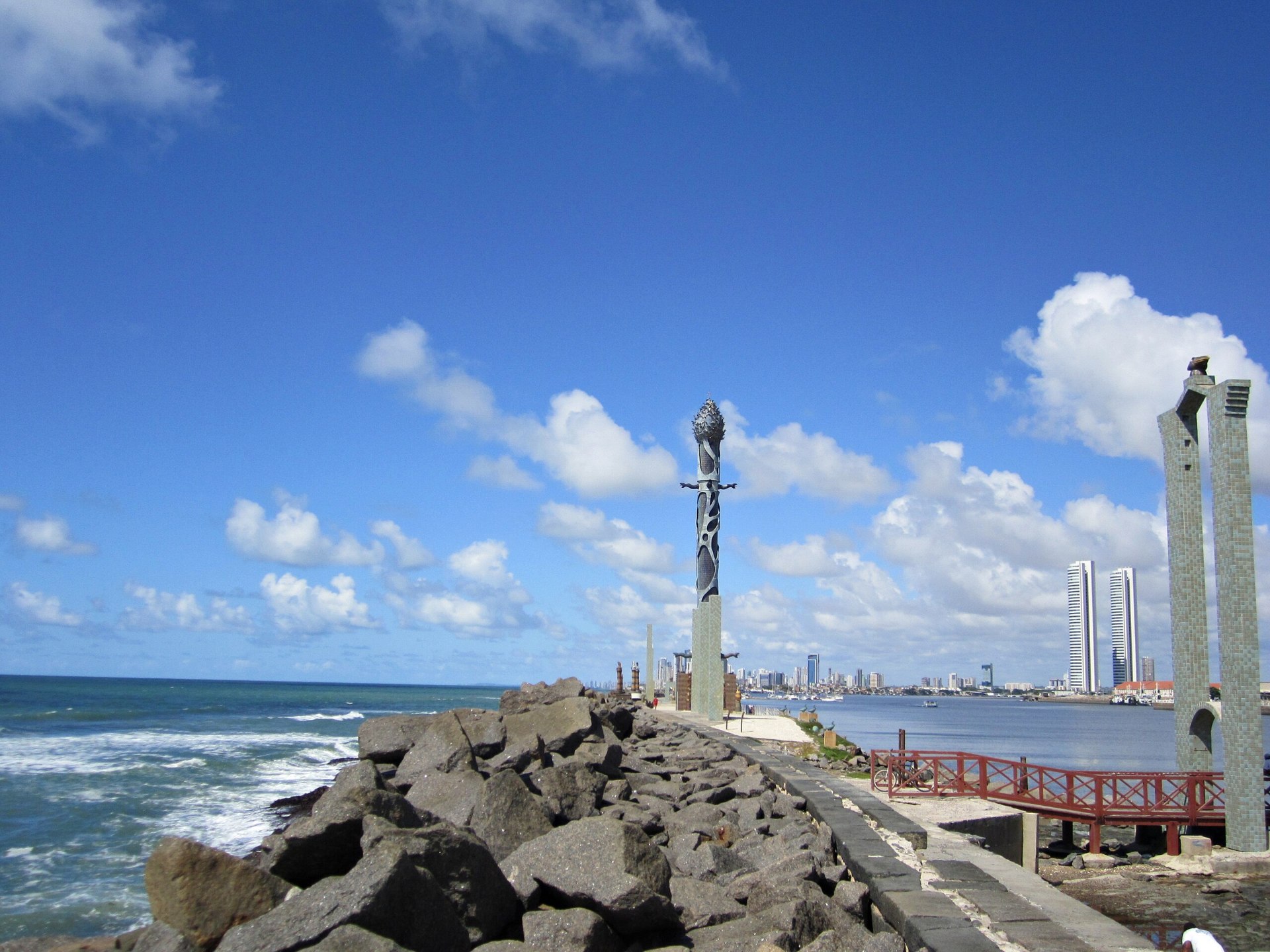 Orla de praia, de onde é possível avistar a Torre de Cristal, uma escultura feita por Francisco Brennand