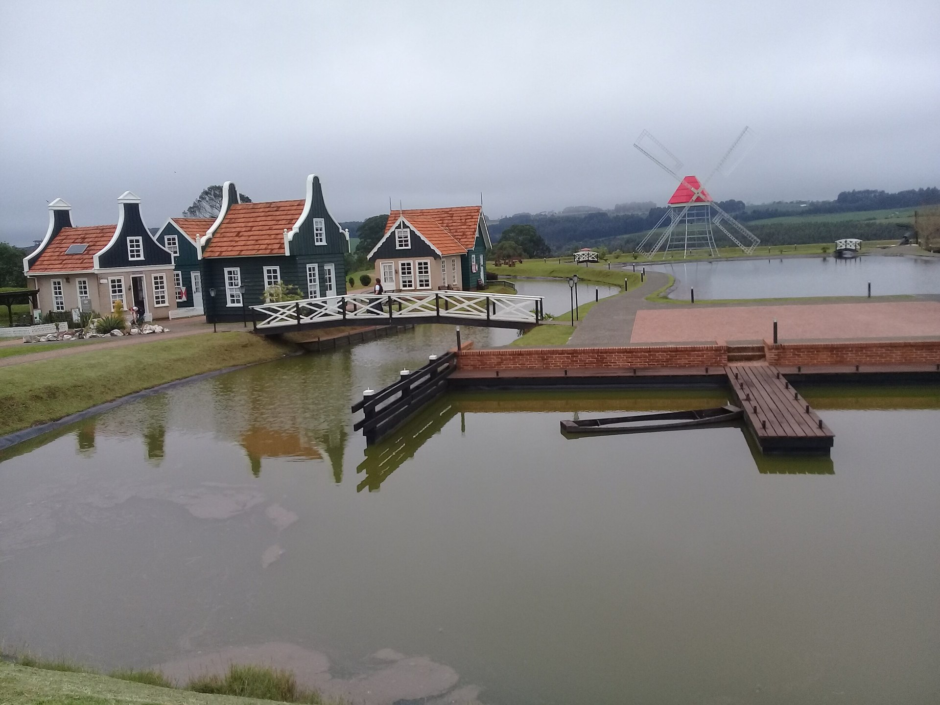 Lago rodeado por casinhas típicas dos colonos holandeses do sul do Brasil e um moinho de vento ao fundo