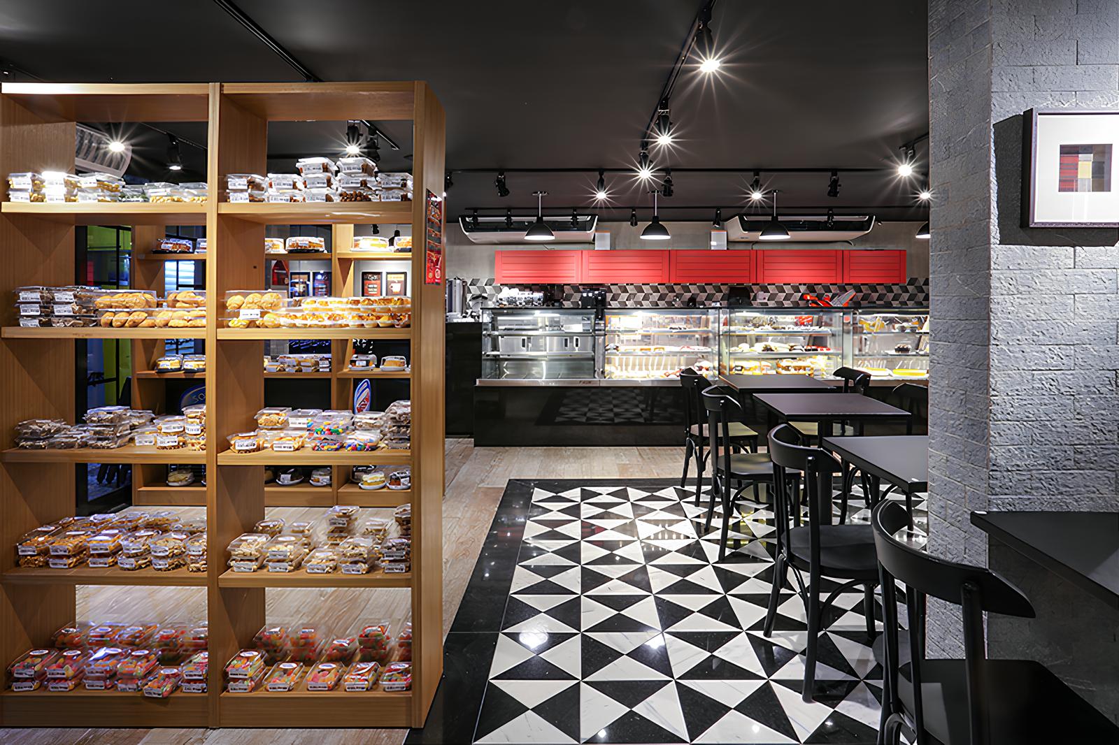 padaria gourmet com piso preto e branco e madeira