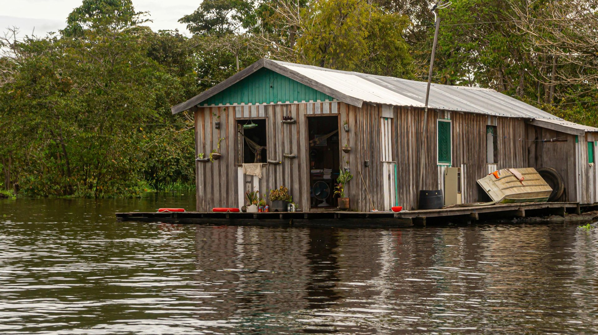 Casa flutuante simples em um rio do Amazonas