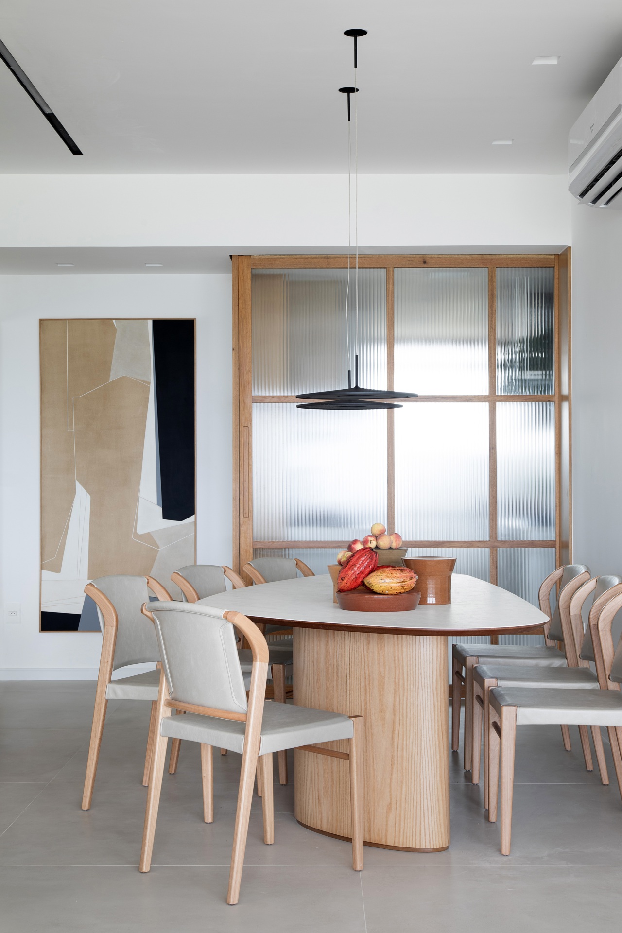Sala de jantar com porta de correr de vidro