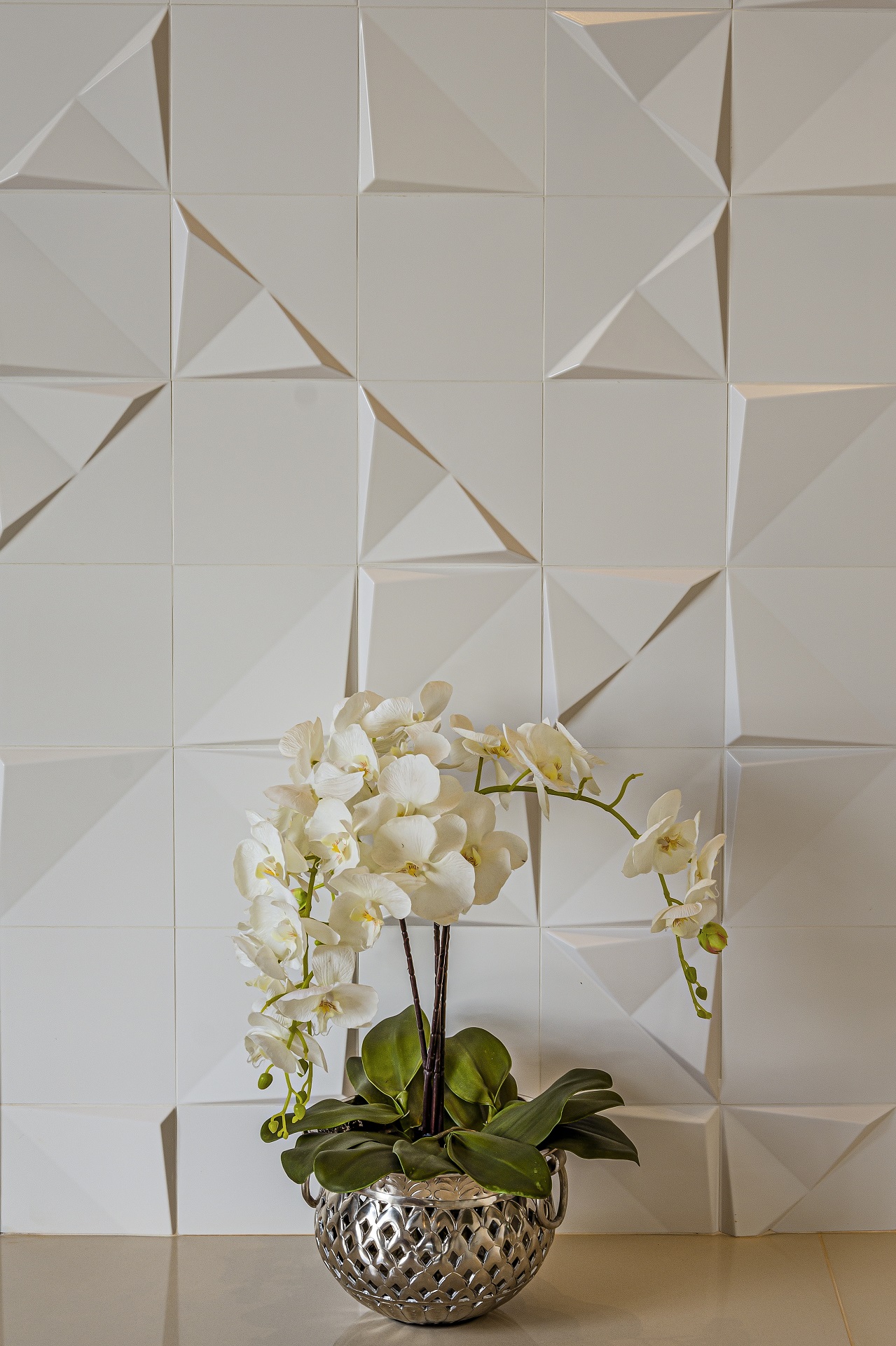 orquídea vaso de orquidea diante de parede revestida com porcelanato 3d